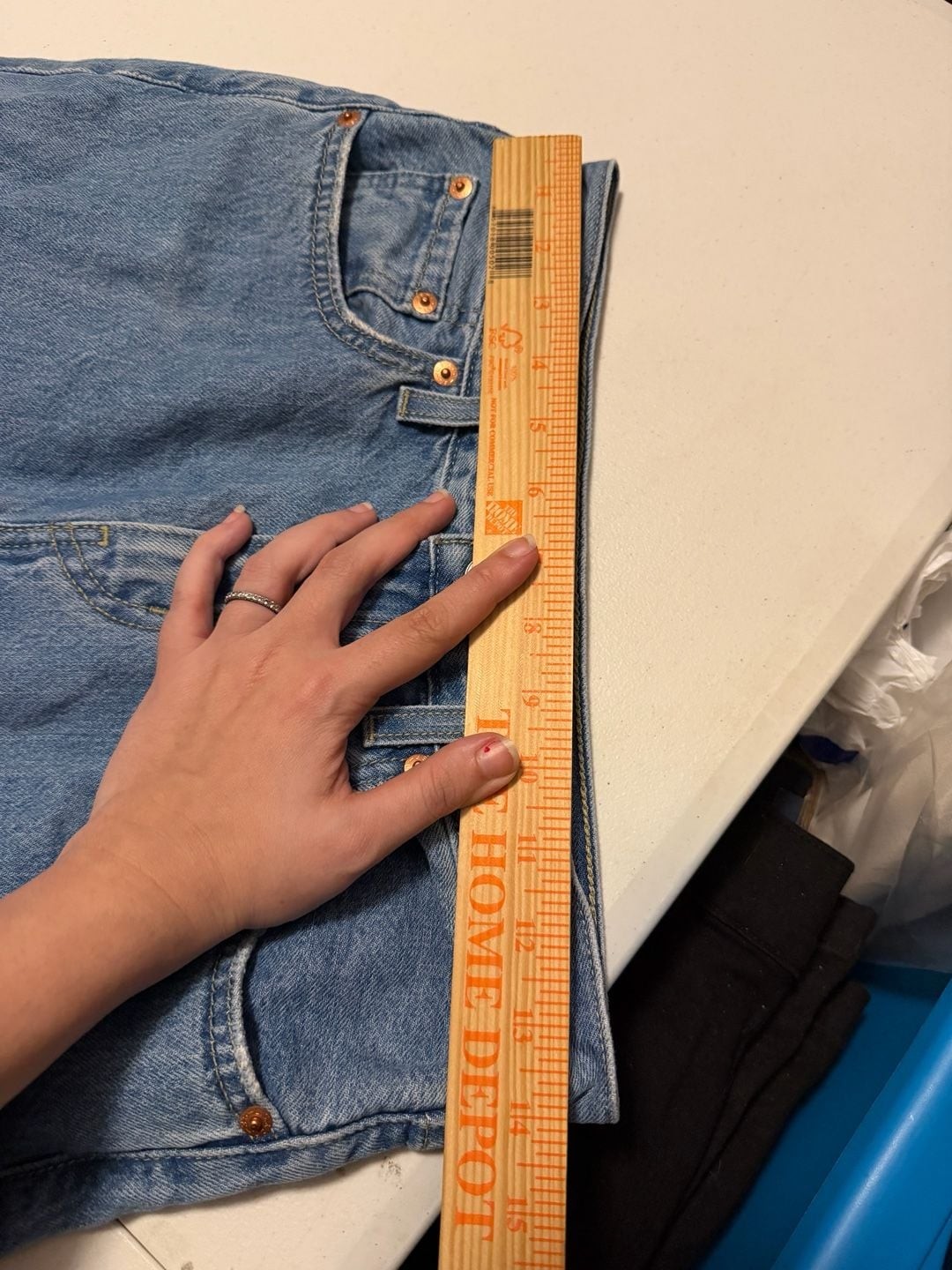 Levi’s Women’s Low Pro Straight Jeans in Medium Wash Size 26
