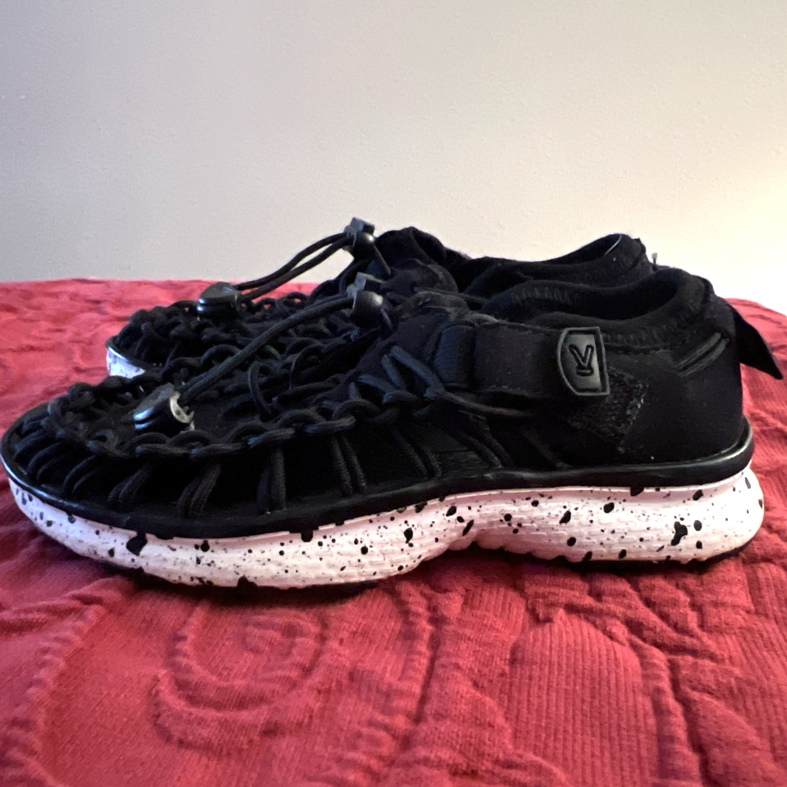 KEEN Uneek Black ParaCord Bungee Sneakers Shoes Water Loafer Size 9Y Unisex