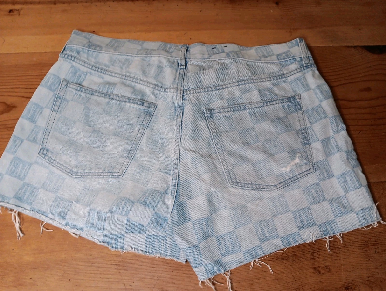 GAP Low Stride Jean Short Women 32 14R All Over Print Logo Lightwash Distressed