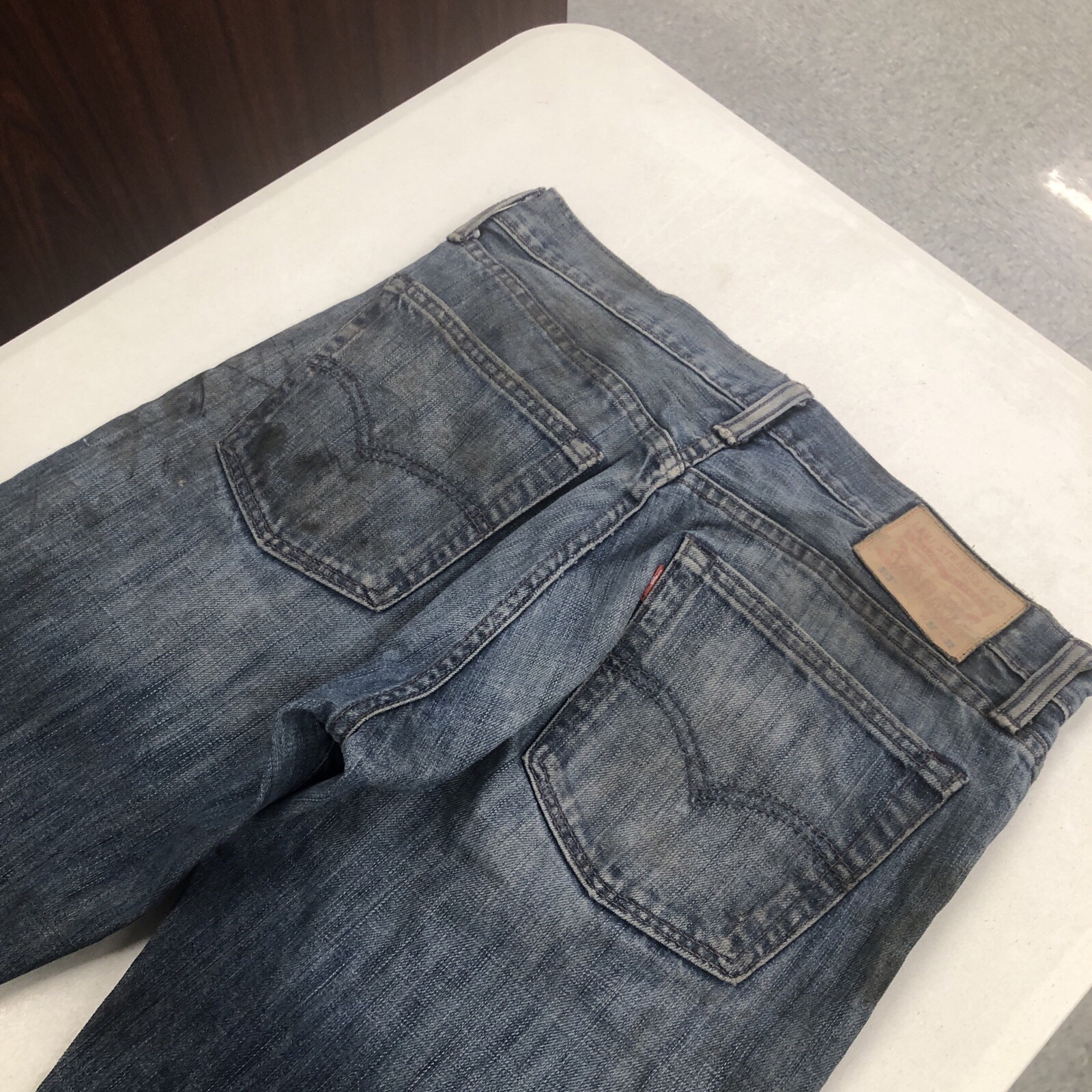 Levi 513 Men’s Slim Straight Fit, Dark Blue, 32×30 See Description Stained Thras