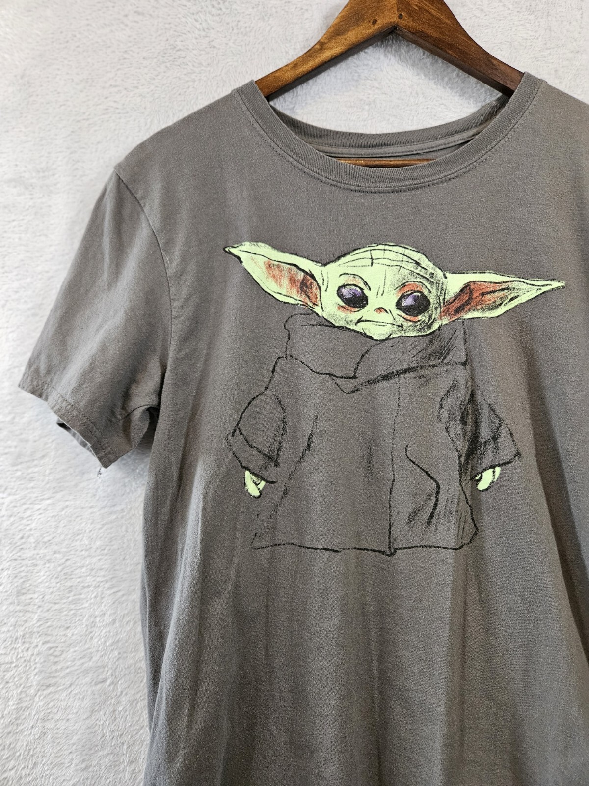 Mad Engine Mens Star Wars Medium Mandalorian Grogu Baby Yoda TShirt EUC