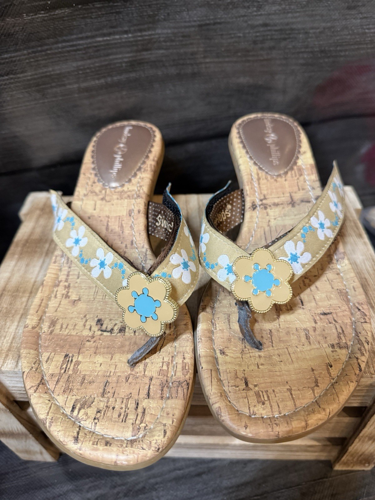 Lindsay Phillips Libby SWITCHFLOPS Size 7M Beige with straps( changeable )
