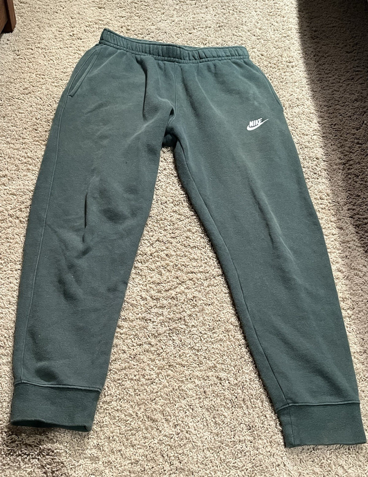 Nike Men’s Green Jogger Pants Size M Regular Solid Tapered Elastic Waist Pockets
