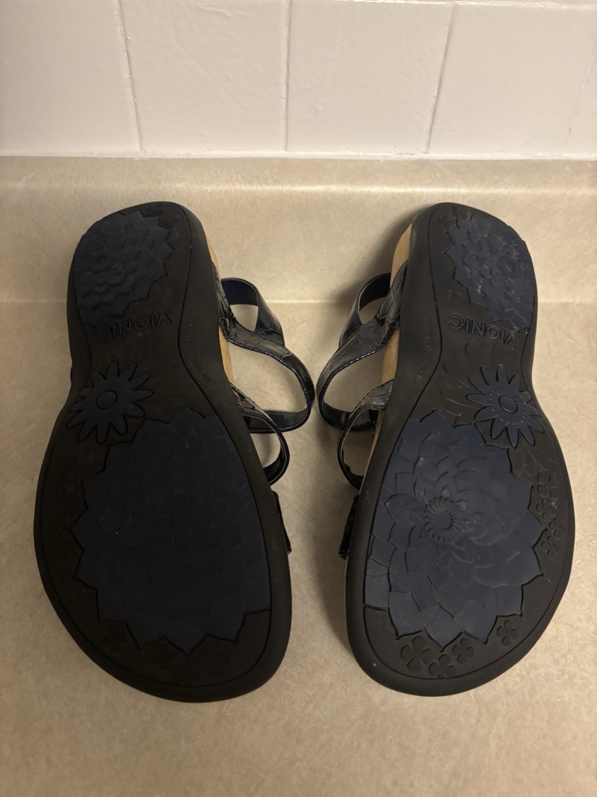 Vionic Women’s Navy Strappy Open Toe Sandals Hook & Loop Brand new Wide US 9W