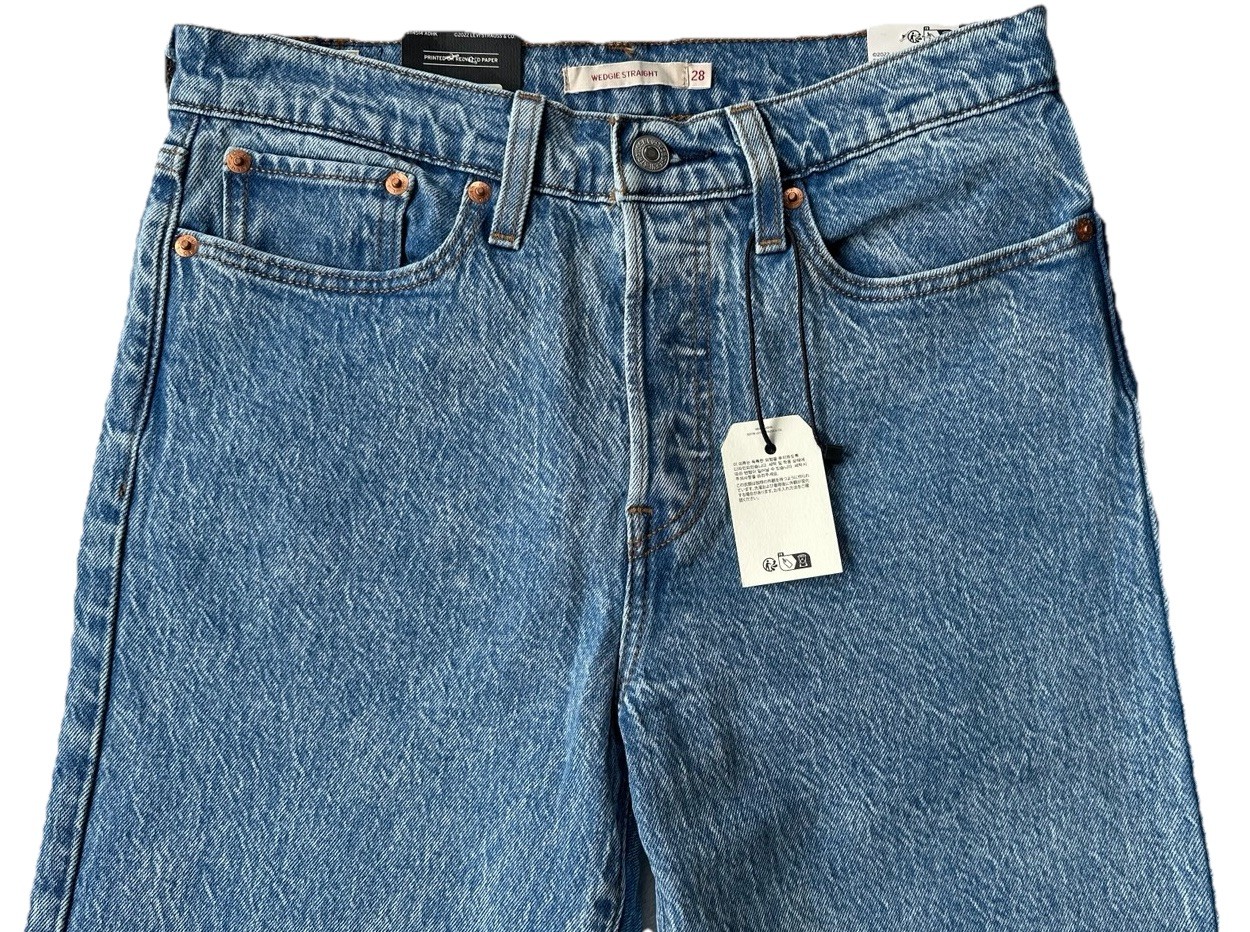 Levi’s Premium Women’s Wedgie Straight Jeans Size: 29 x 28