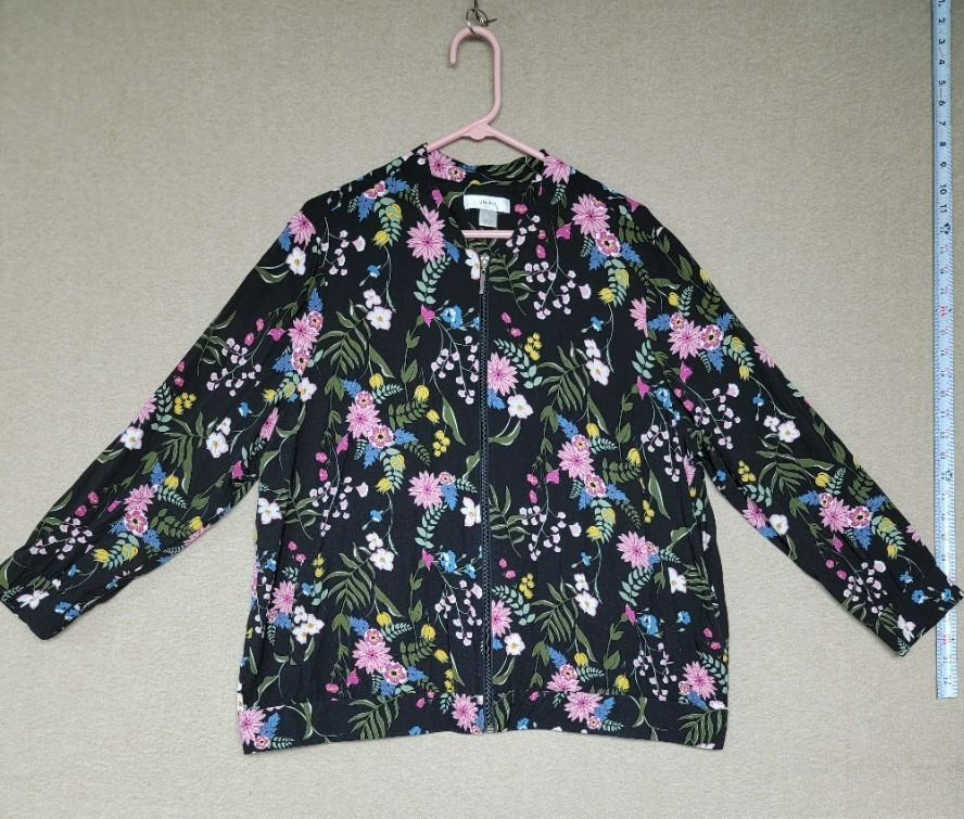 CJ BANKS~ Woman’s Size 1X Full Zip Black Floral Jacket/Shacket Elastic Waistband