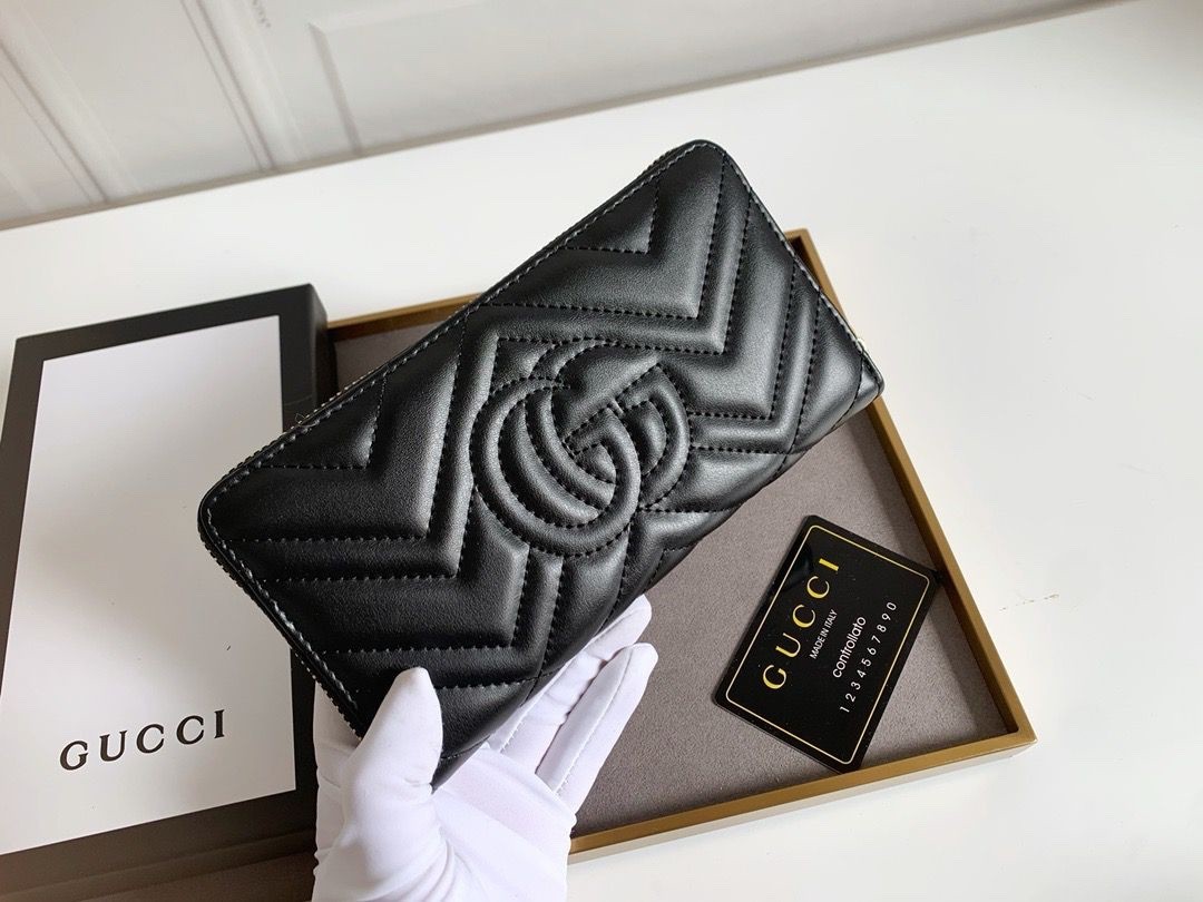 Gucci wallet black with gold GG zip around