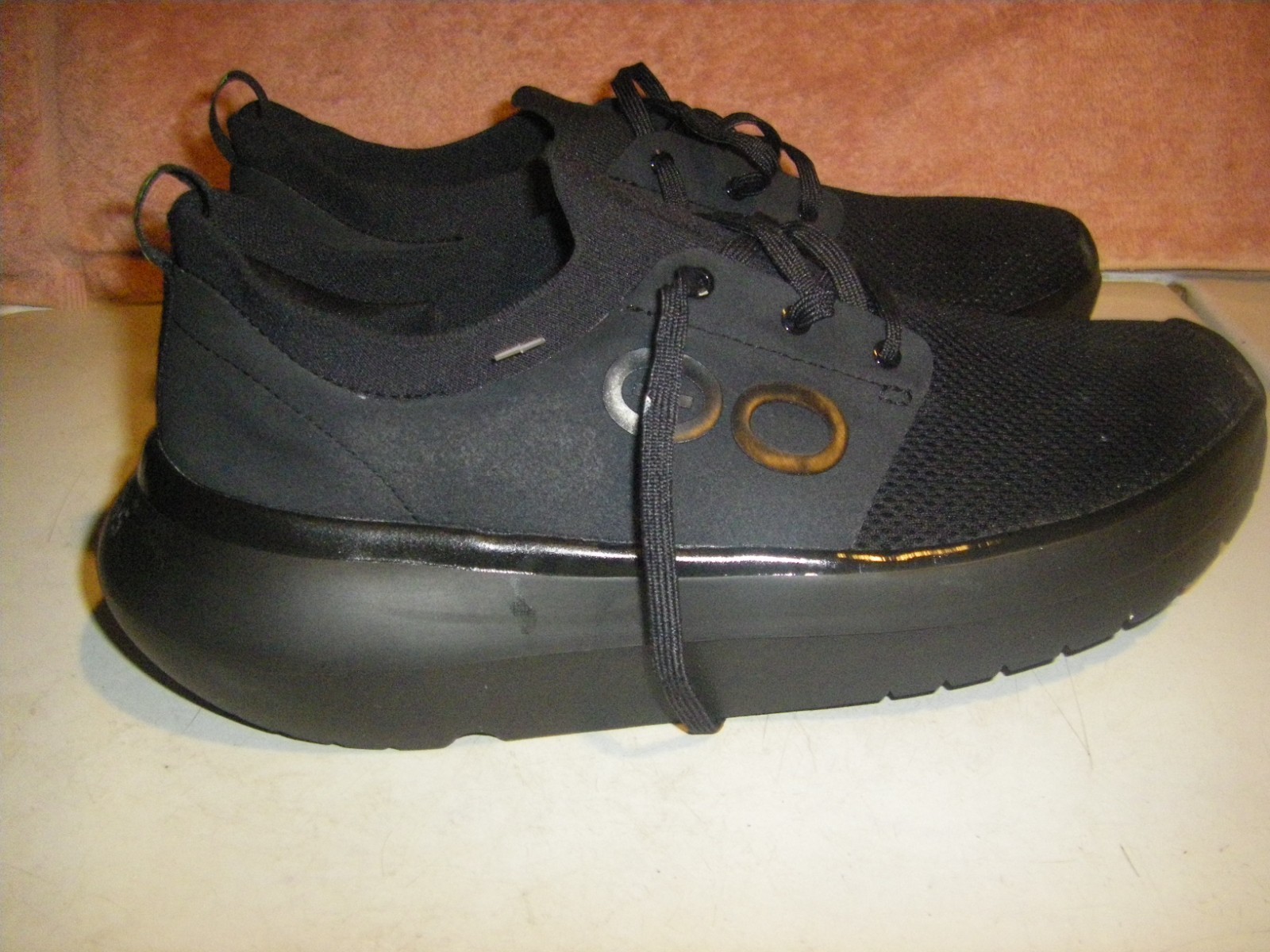 Oofos Men’s OOmy Stride Lace Up Recovery Shoes M9/42