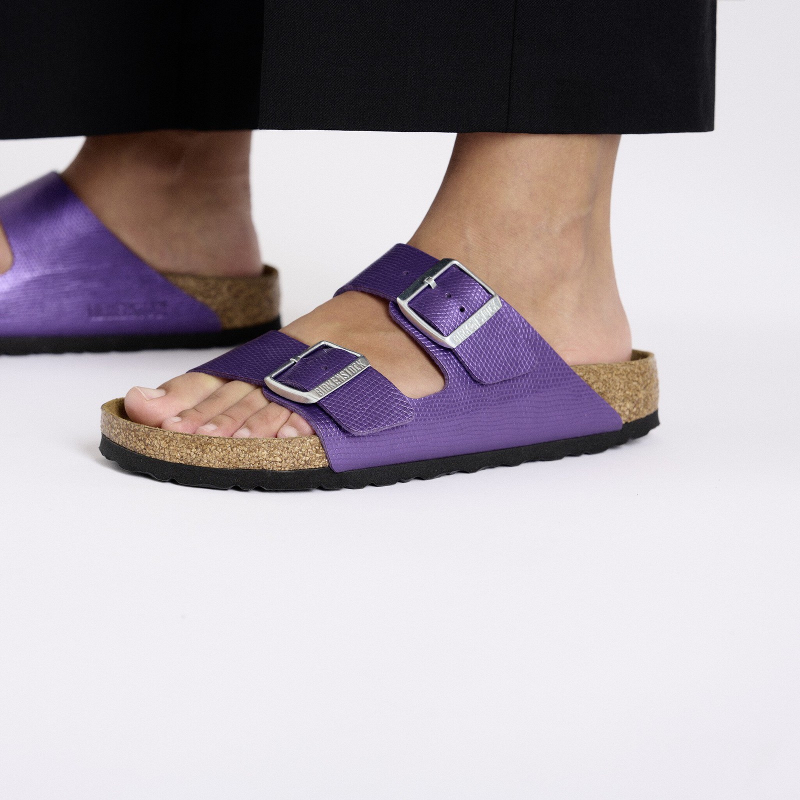 BIRKENSTOCK ARIZONA SHINY LIZARD ACAI MEDIUM/NARROW WIDTH SLIDE SANDALS VIOLET