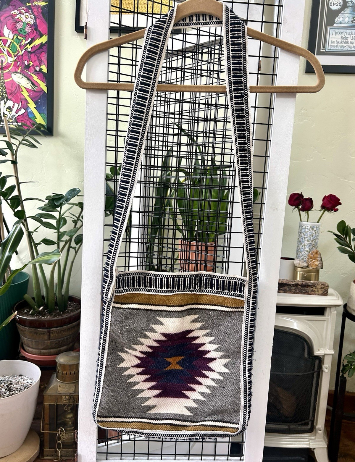 Women’s Geometric Aztec Crossbody Bag Zip Top Lined Gray Multicolor