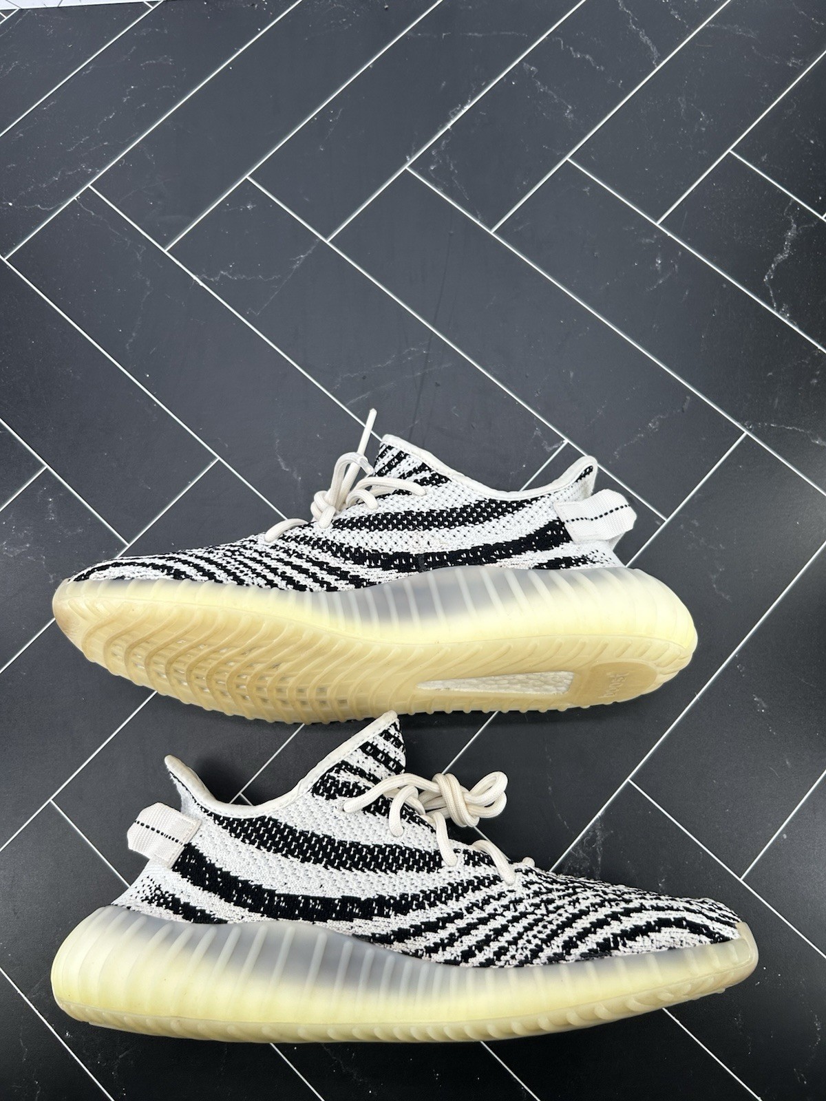 adidas Yeezy Boost 350 V2 Low Zebra Size 9.5 CP9654