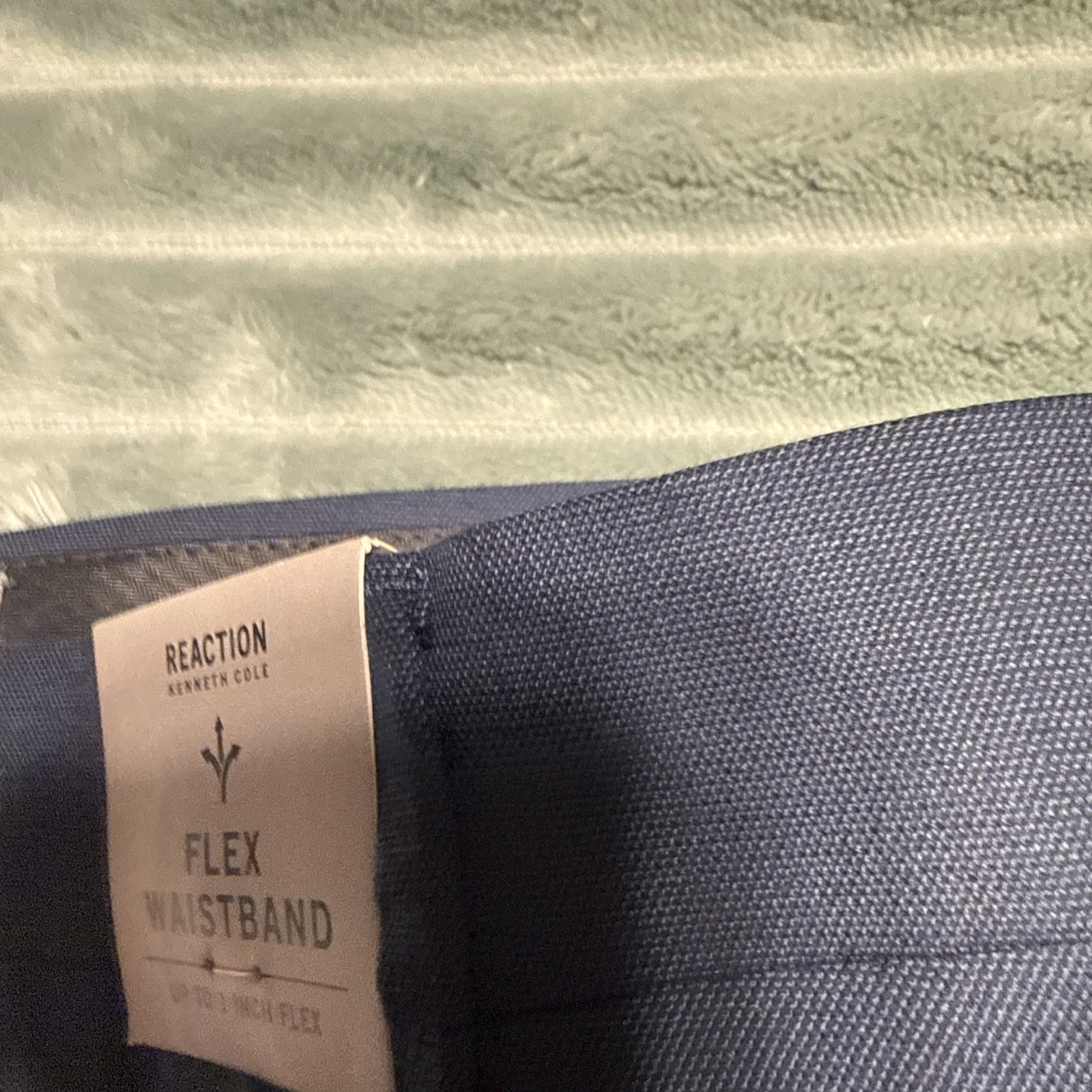 NWT Kenneth Cole Reaction Men’s Slim Fit Chambray, 31Wx30L