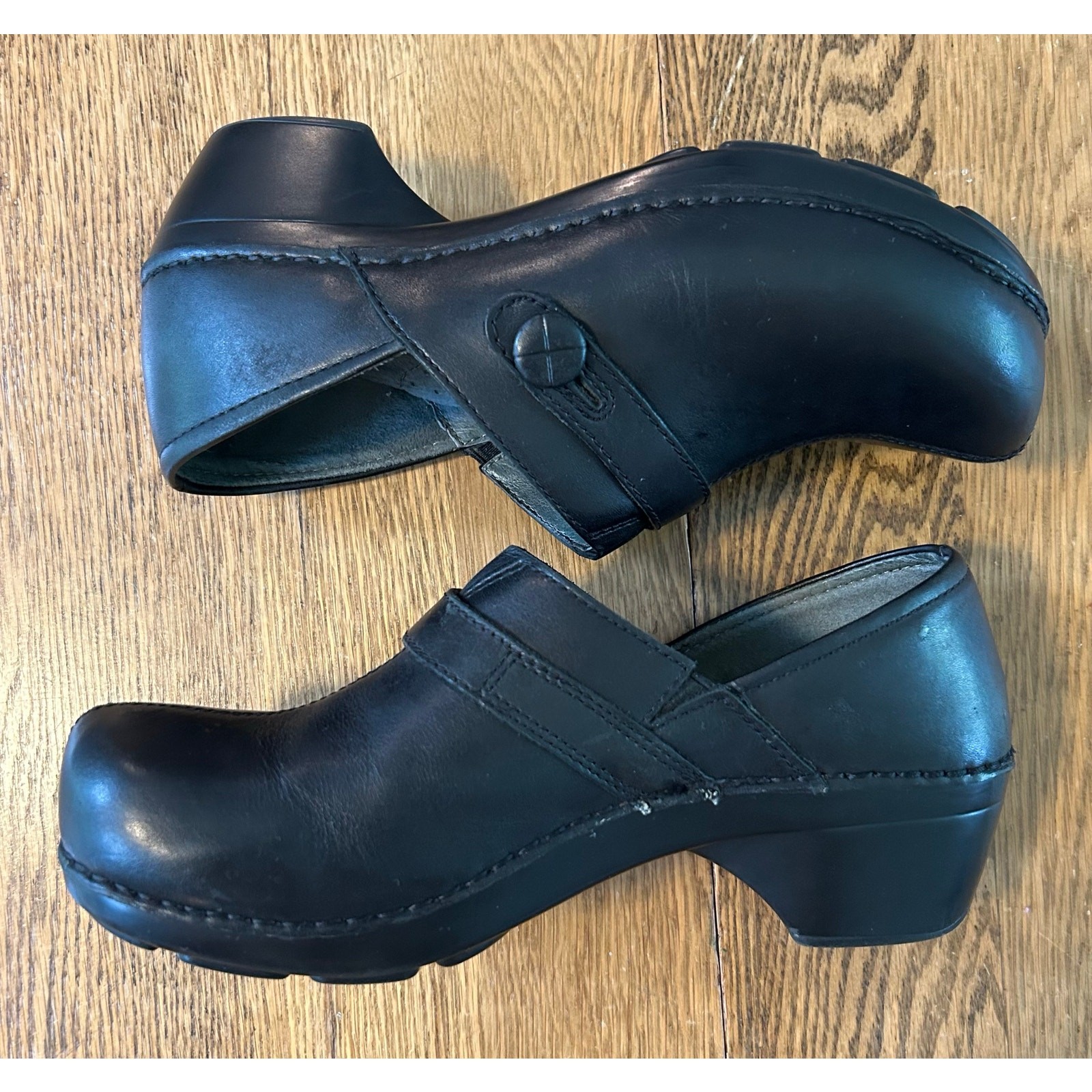 Dansko Solstice Button Strap Clogs Black Leather Slip on Women’s Sz 39 US 8.5