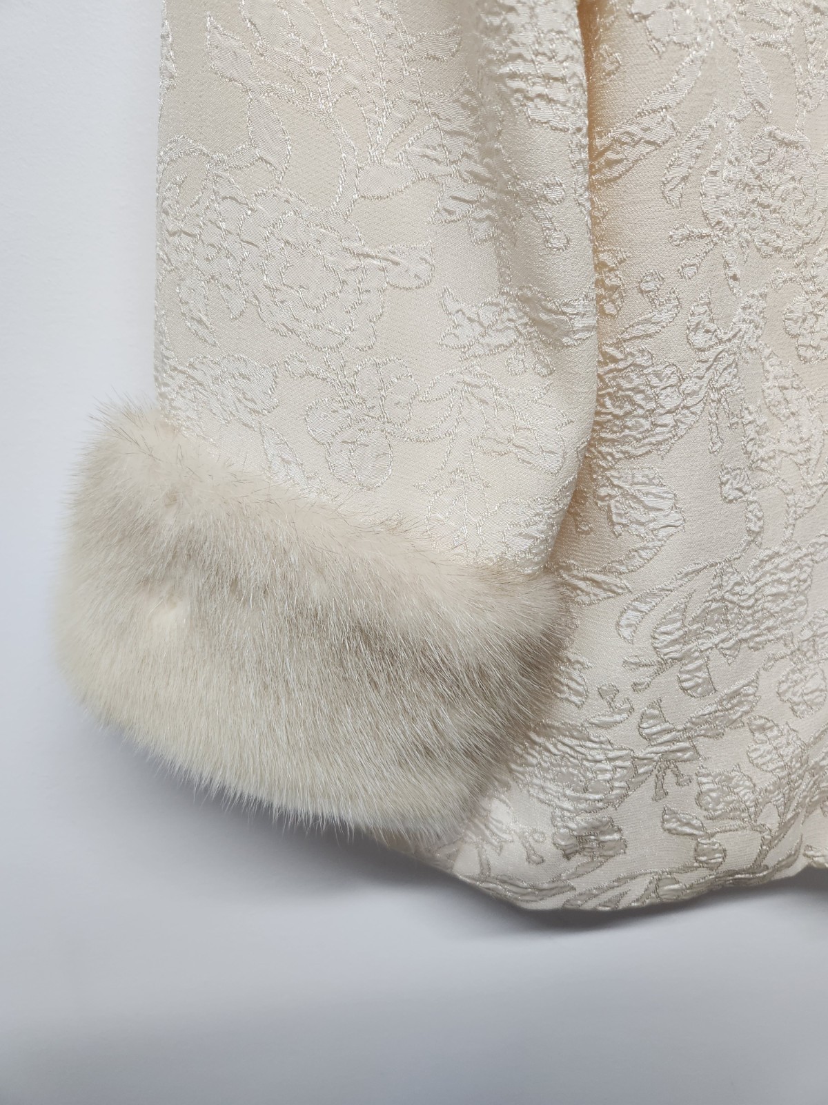 Vintage Women’s Ivory Floral Brocade/Jacquard Jacket With Real Fur Cuffs, Sz M/L
