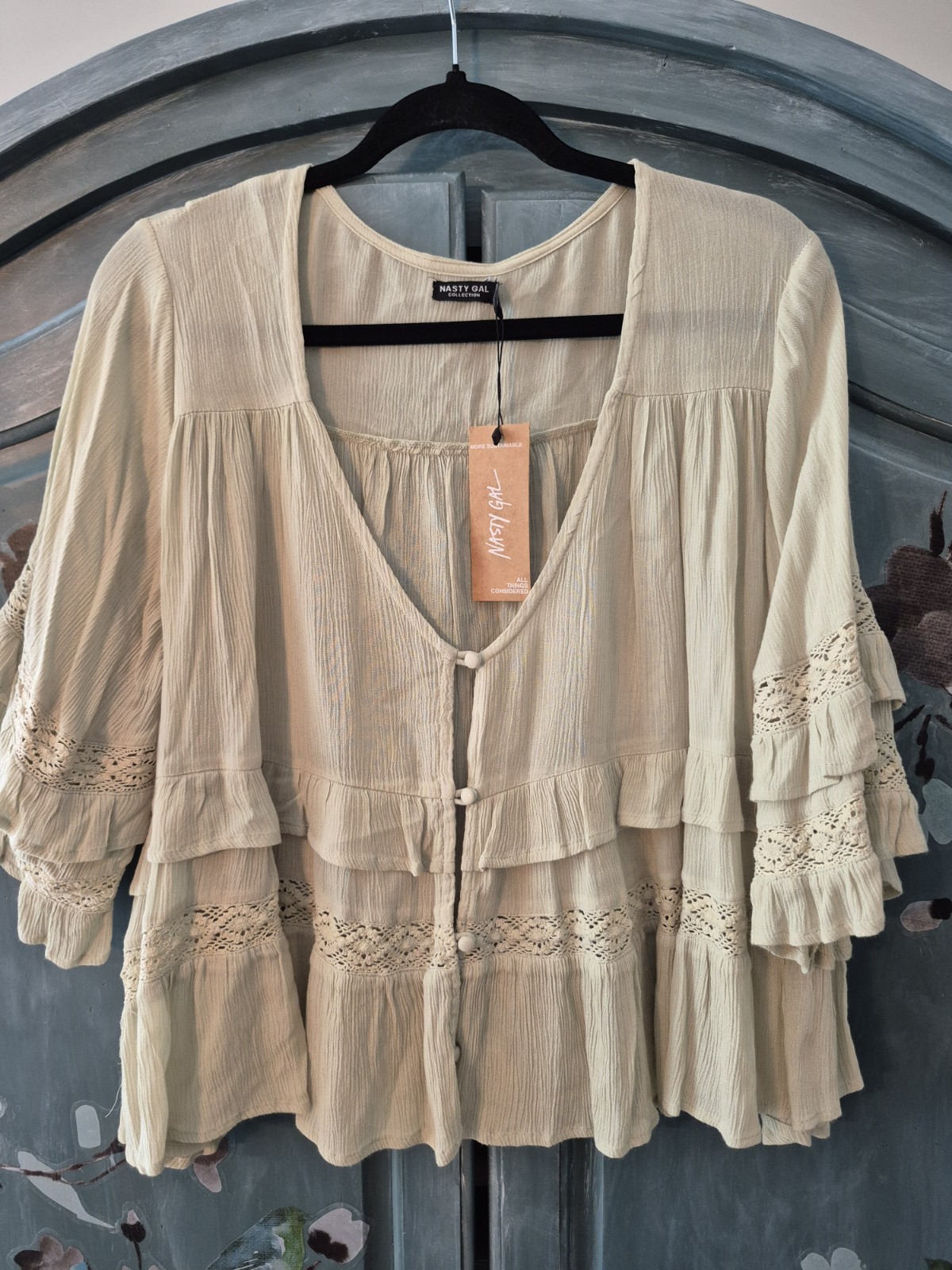 Nasty Gal Women’s 4 sage green Crinkle Crochet Ruffle V-Neck. 3/4 Blouse