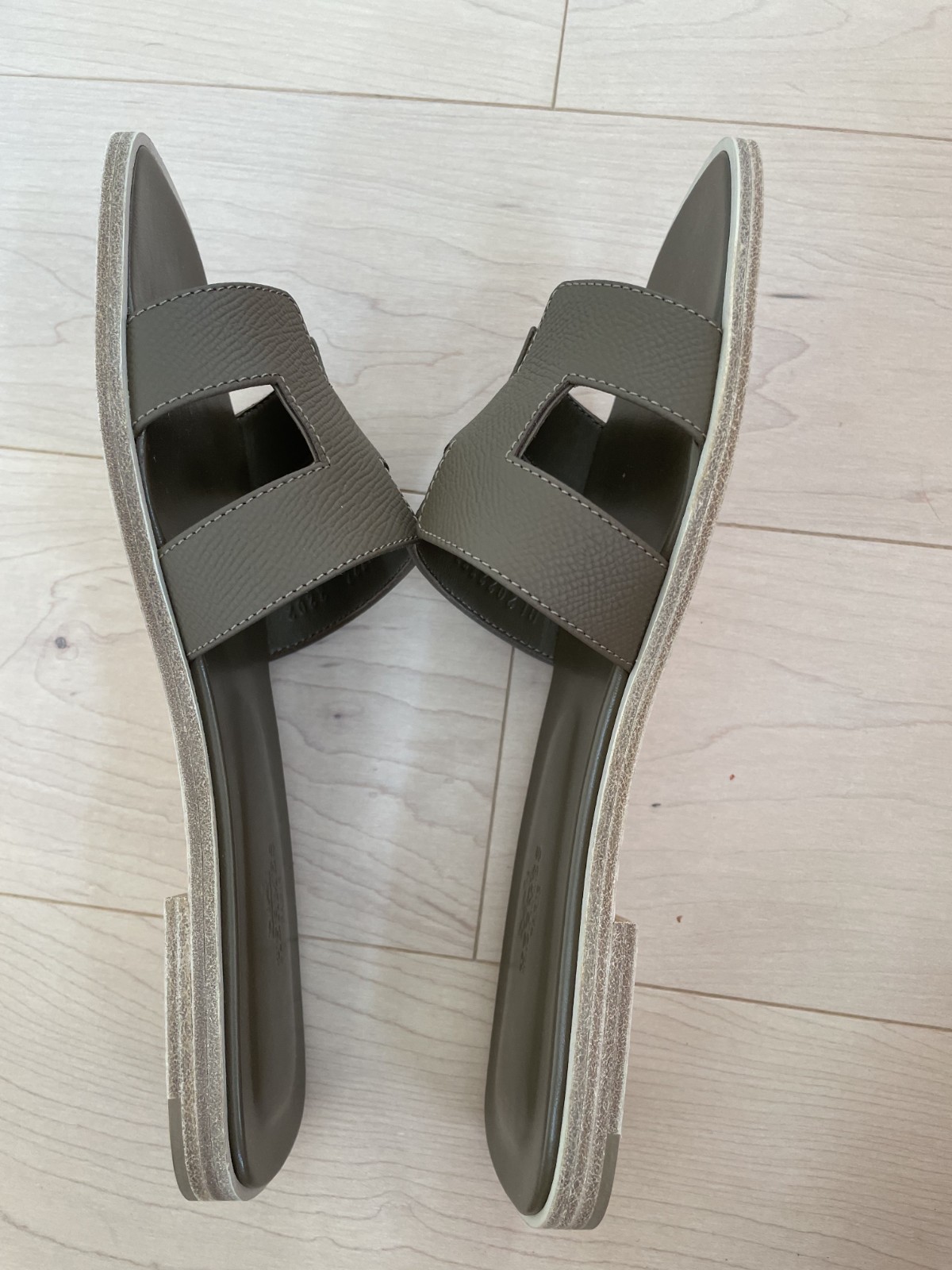 Size 38 EU Brand New Hermes Etoupe Epsom Calfskin Oran Sandals