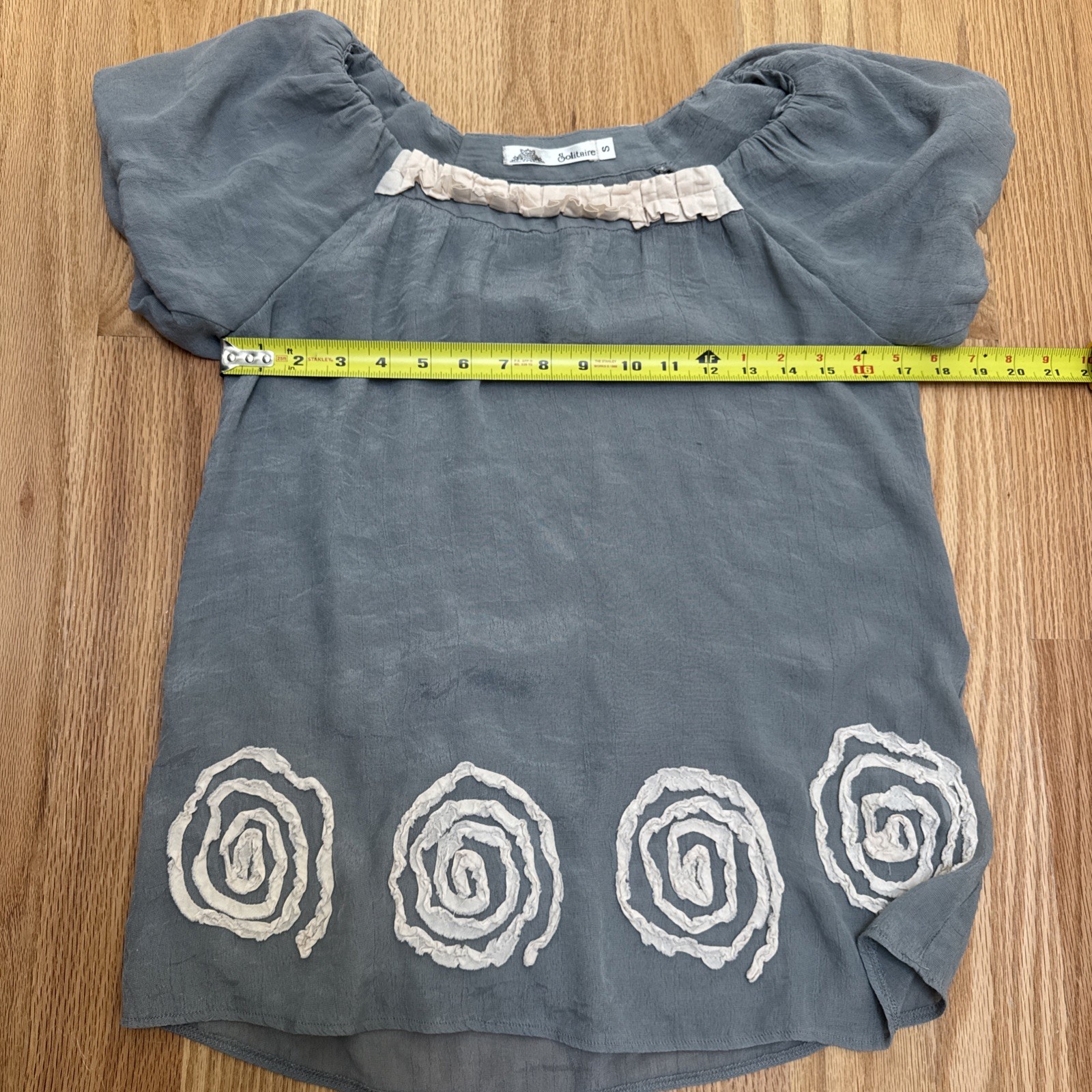Womens Solitaire Boho Casual Tiered Gray Top Blouse Size Small