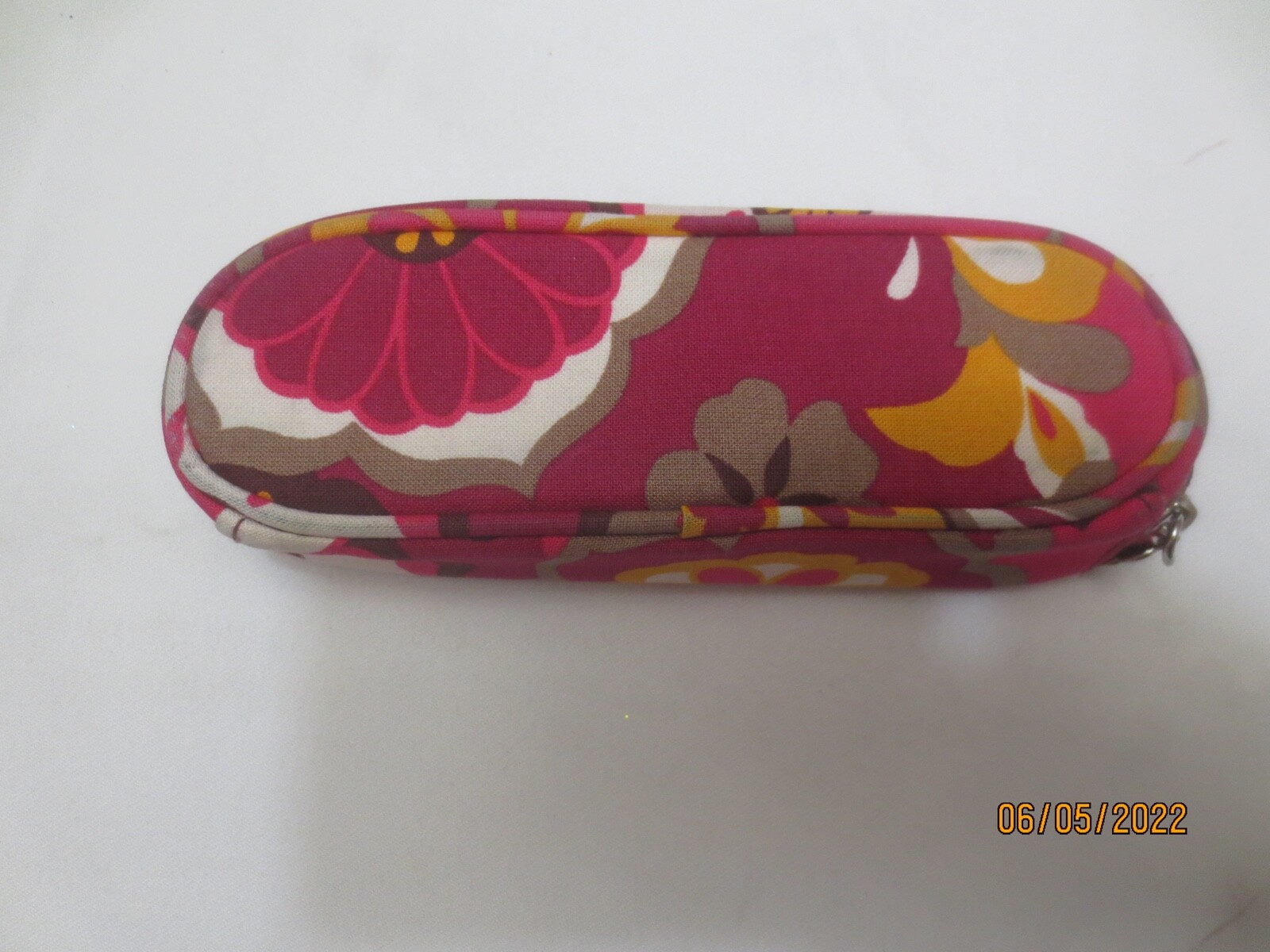 2009 Vera Bradley zip around eyeglass case in Carnaby pattern 6.25 x 2 inches