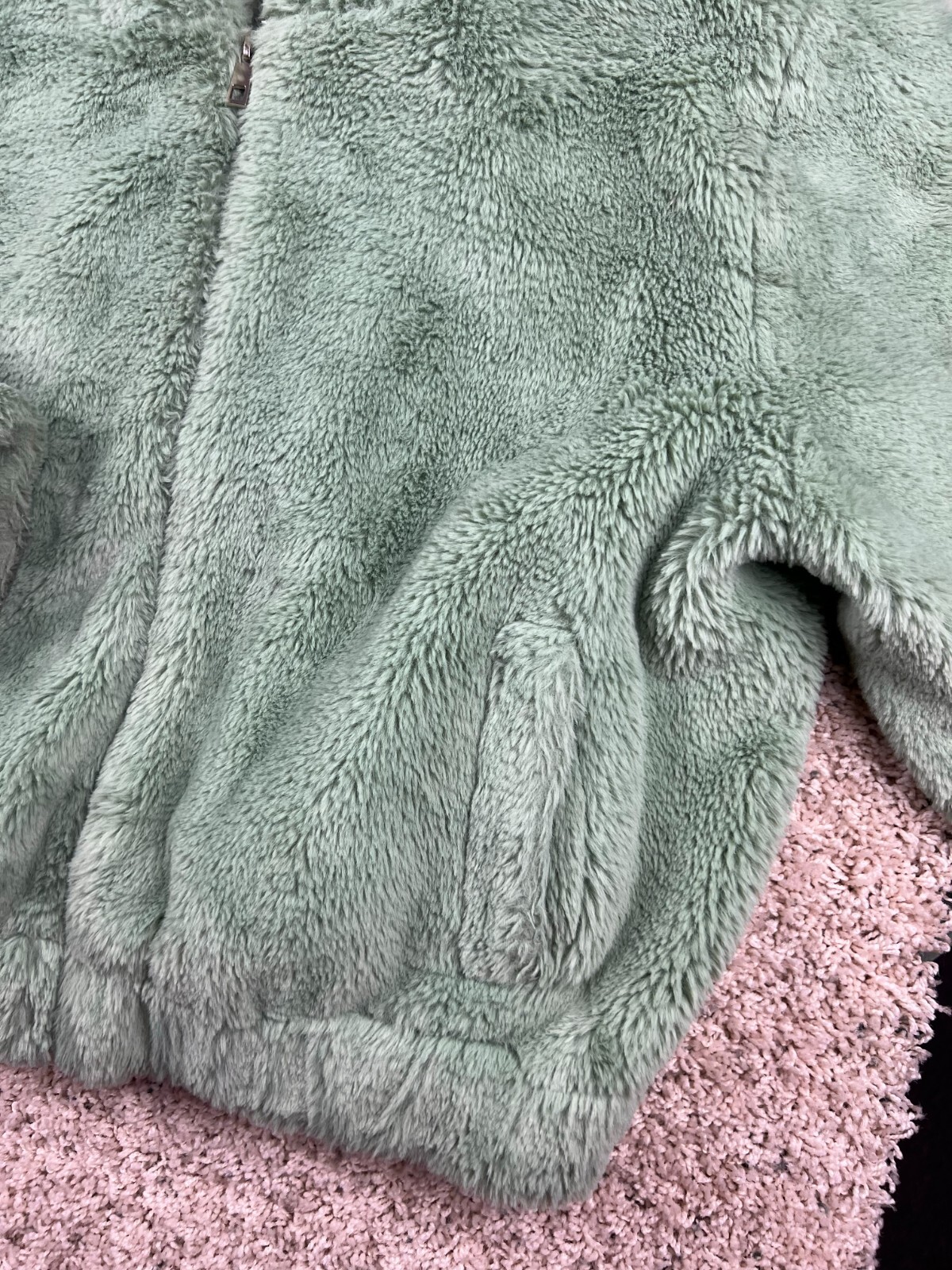 Ambience Outerwear Women’s Green Faux Fur Fluffy Soft Jacket size L Full Zip