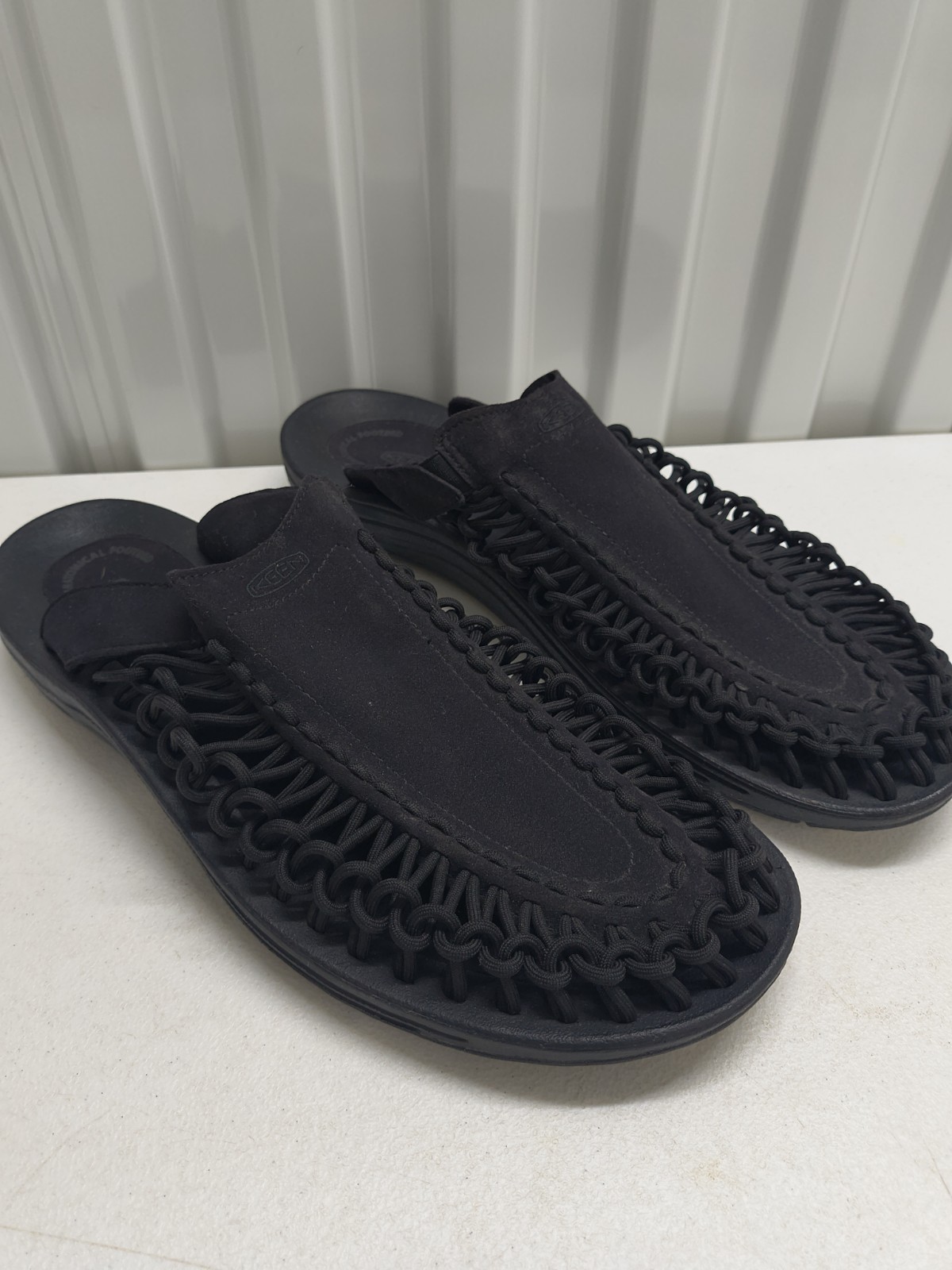 Keen Men’s Uneek Black Slides Suede Sandals Men’s Sz 14