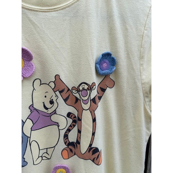 Disneycore Winnie the Pooh Graphic T-Shirt Women Medium Yellow Crochet Flower
