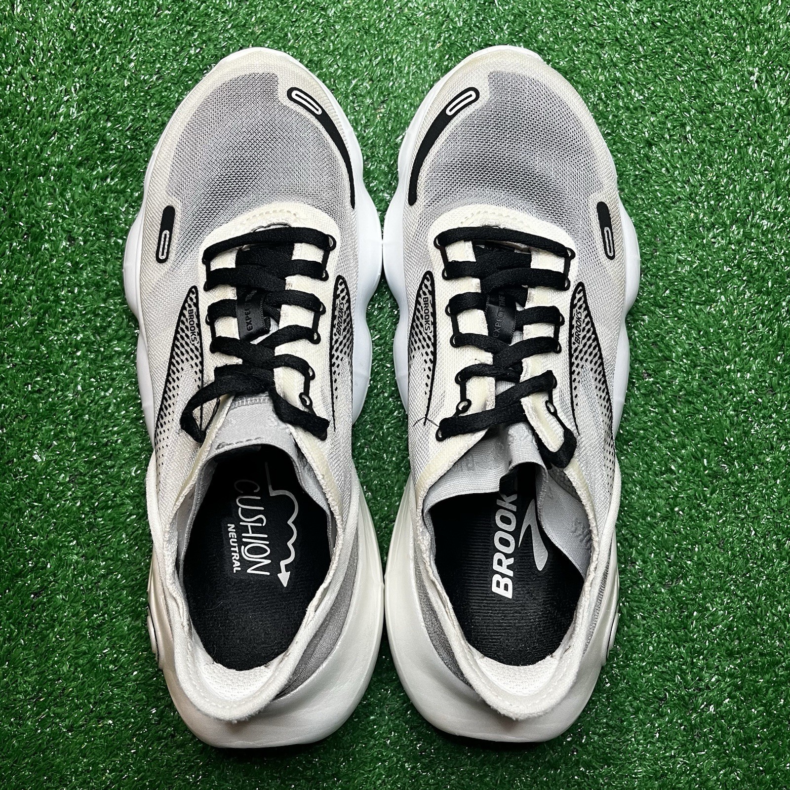Brooks Aurora BL women’s size 7 Nitrogen Injected Running Shoes White/black