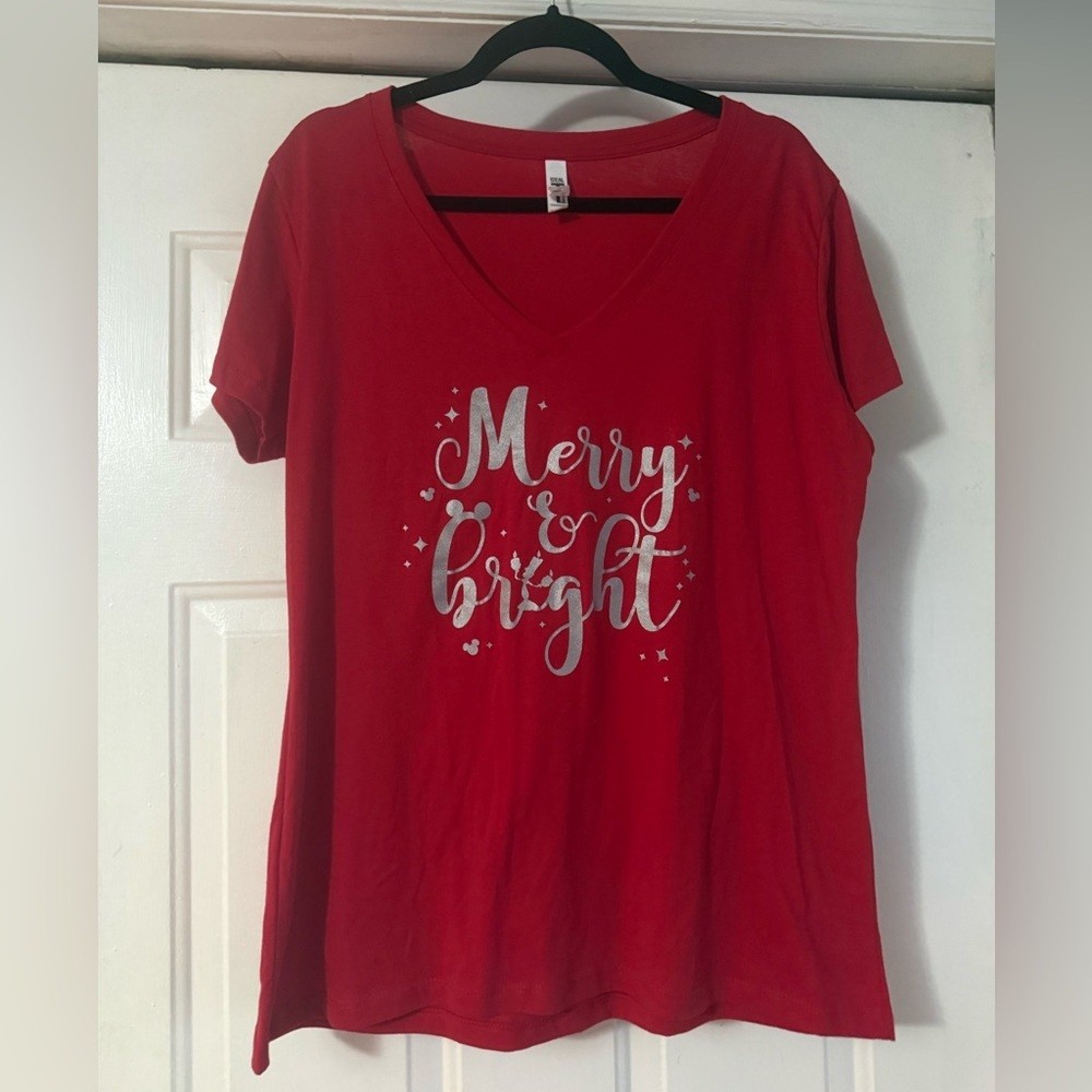 ✨ NWOT “Merry & Bright” Red V-Neck Tee – XXL ✨