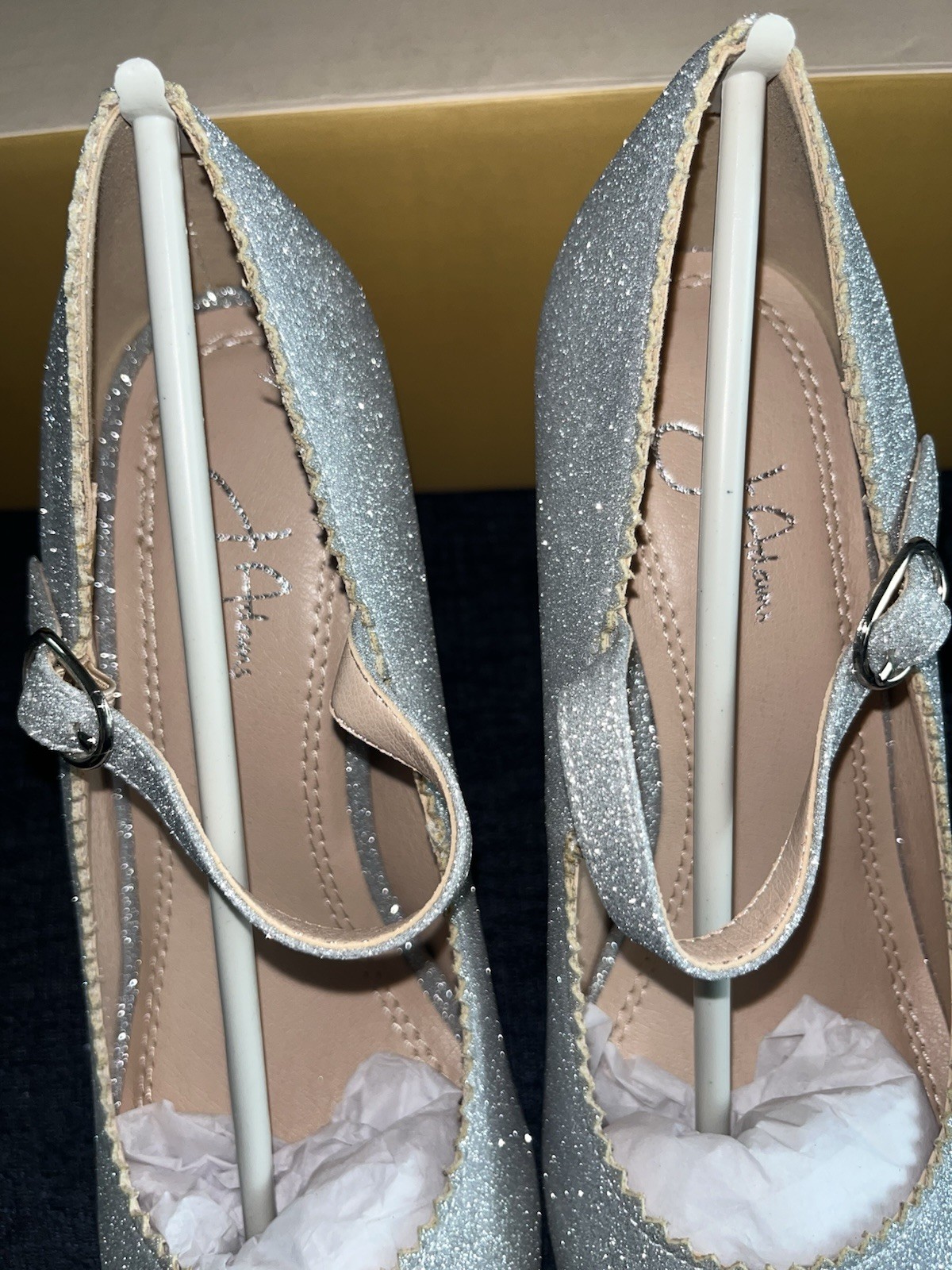 J. Adams Honey Silver Glitter Size 6 Women’s Dress Shoe, For All Occasions.