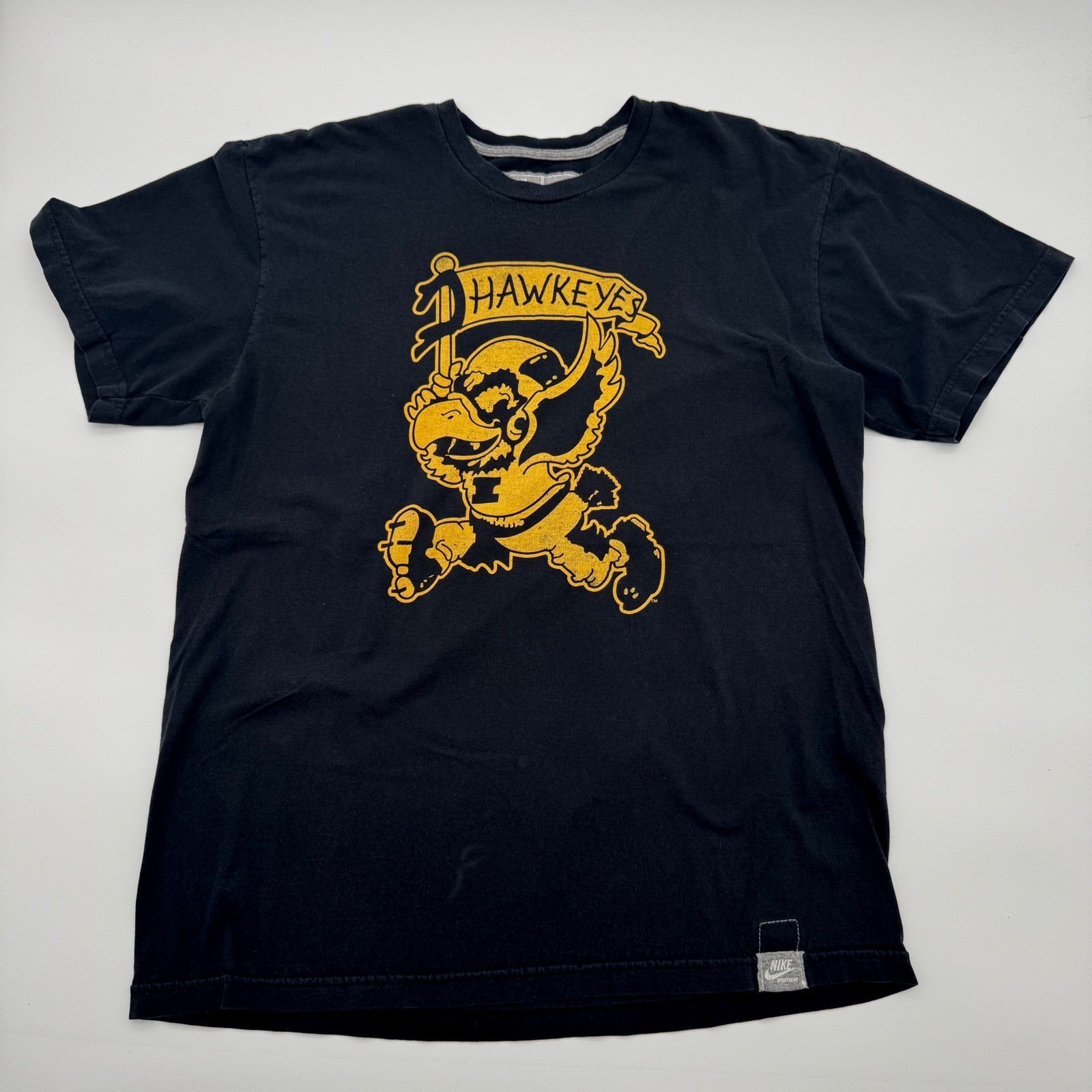 Nike Sportswear Iowa Hawkeyes T-Shirt Mens Medium Black Herky Graphic Tee NCAA