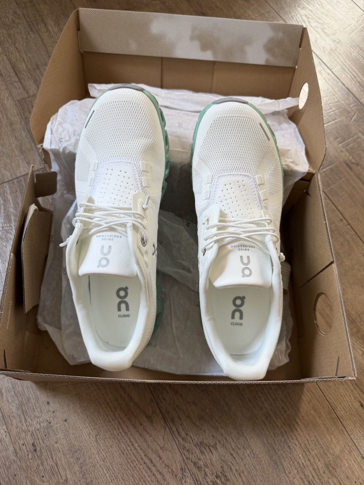 New In Box Women’s ON Cloud 5 White/Creek Size 8