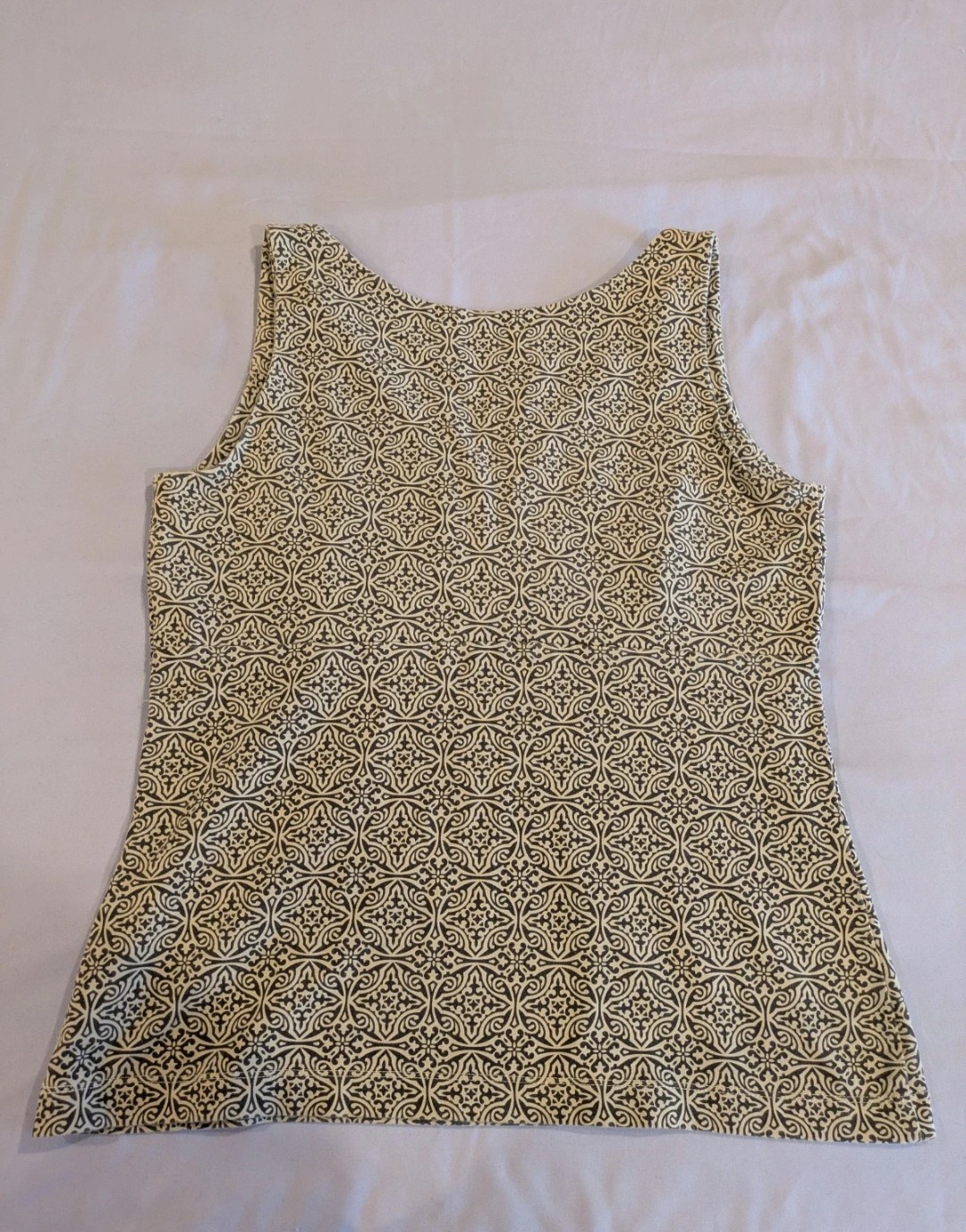 Edie Bauer Psychedelic design top94% cotton, 6% spandex