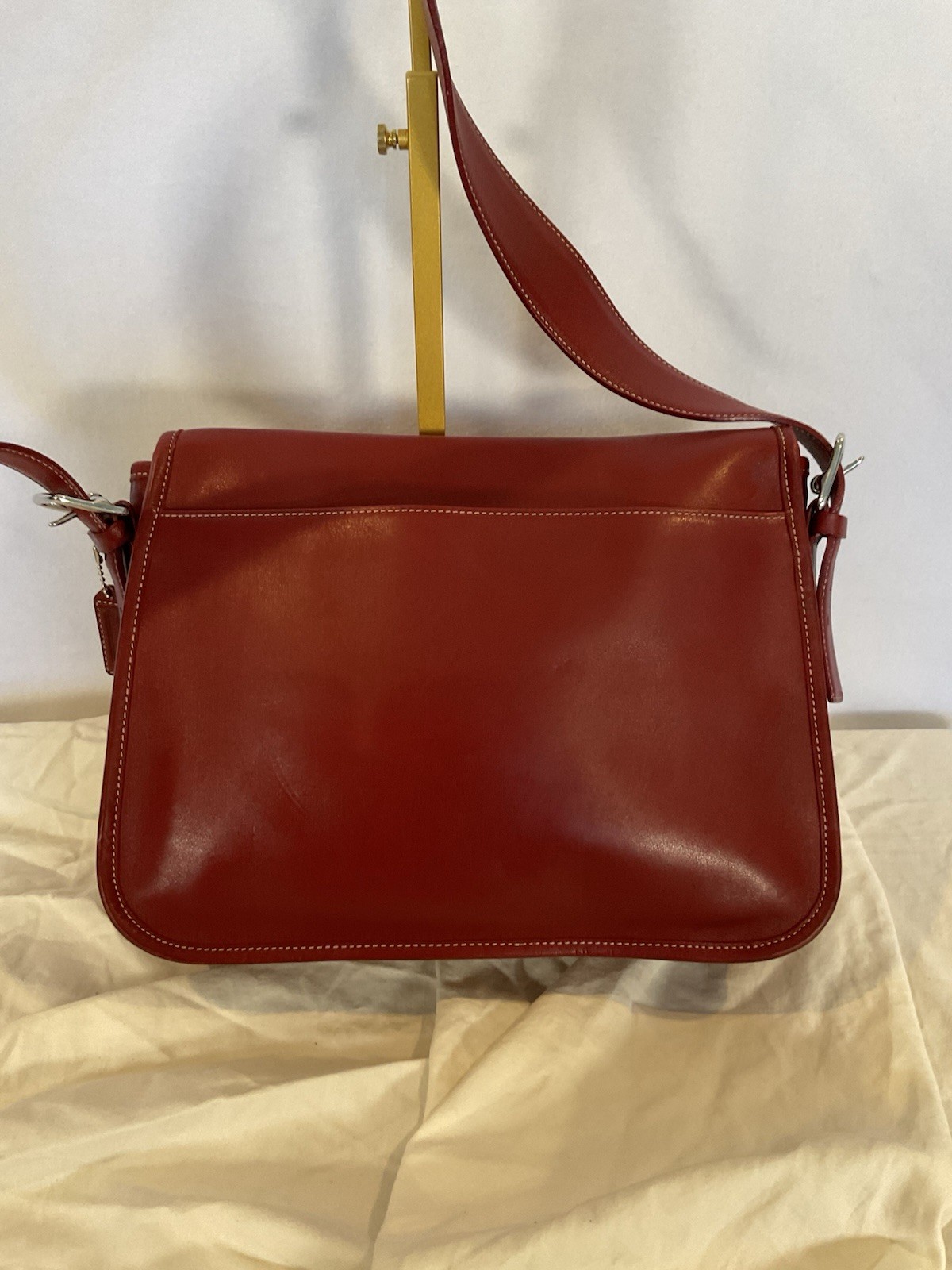 Coach, red leather flap messenger, shoulder bag (J1S-7750) EUC