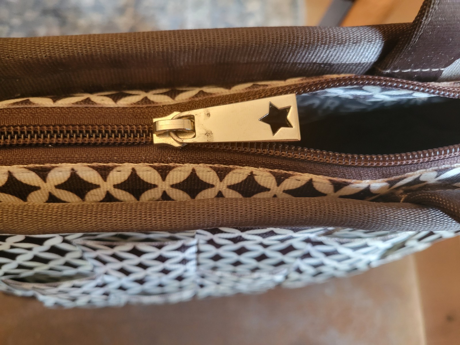 Harveys seatbelt bags Trelis brown large tote white pattern EUC
