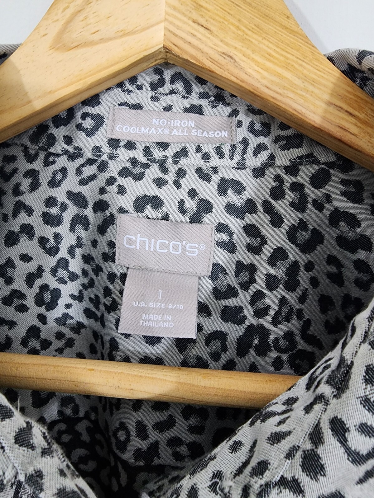 Chicos Womens 1 US MED No Iron Cool max button up Neutral Animal Print leopard