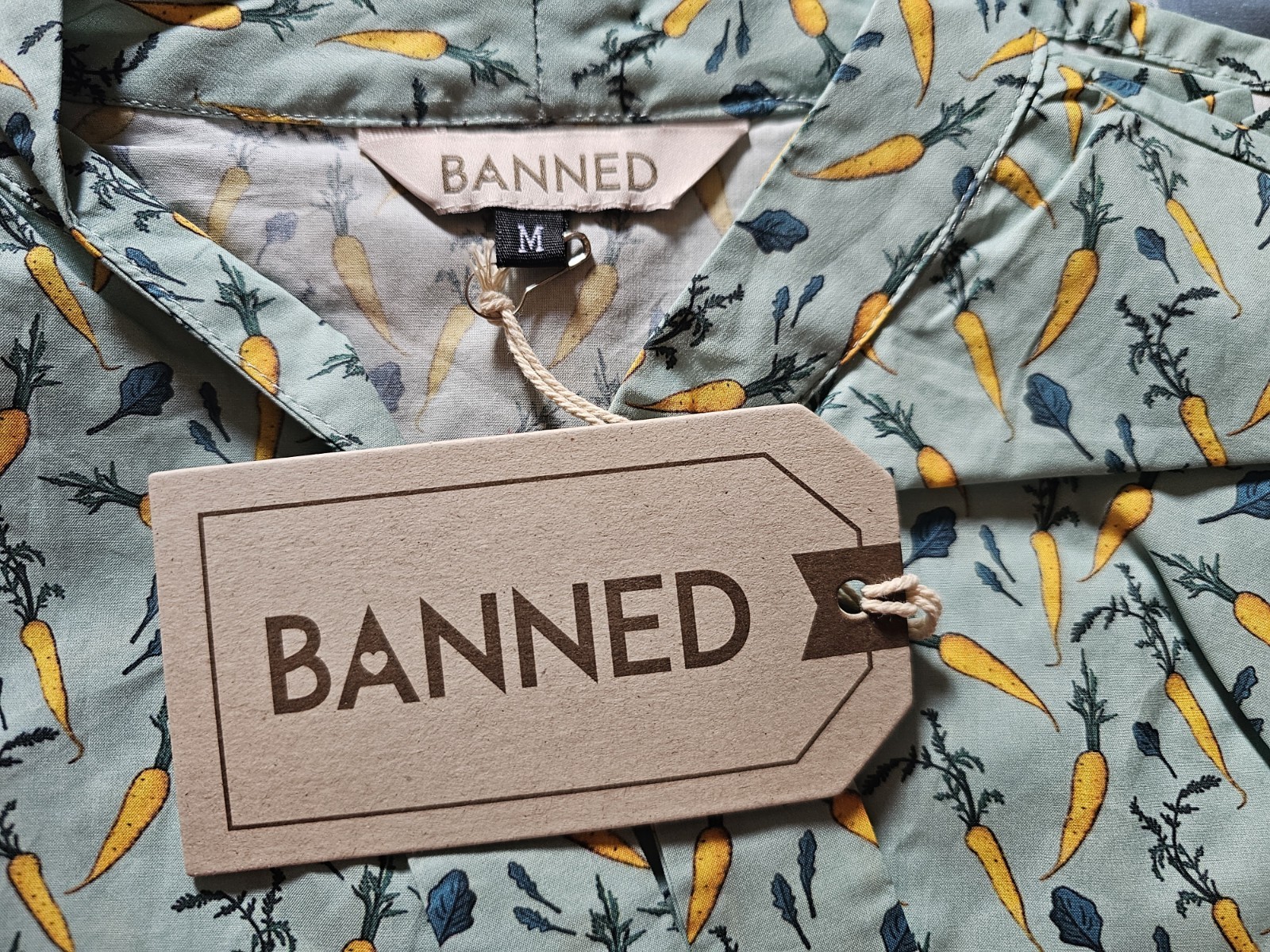 BANNED Green Winter Vegetable Carrot Womens Blouse. Size M/12. Tie Neck. BNWT