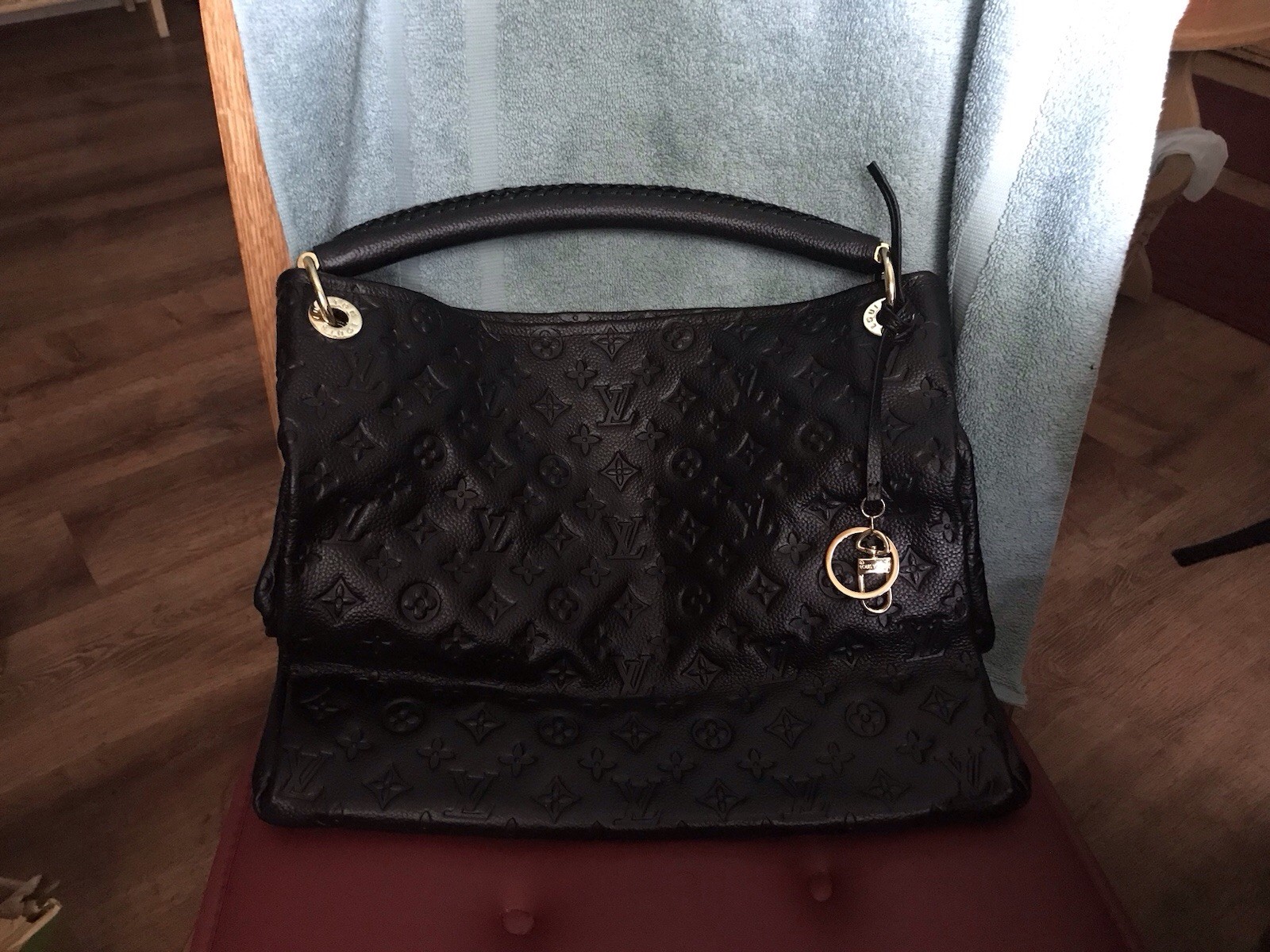 Louis Vuitton Brand New Artsy Shoulder Bag MM Black Leather
