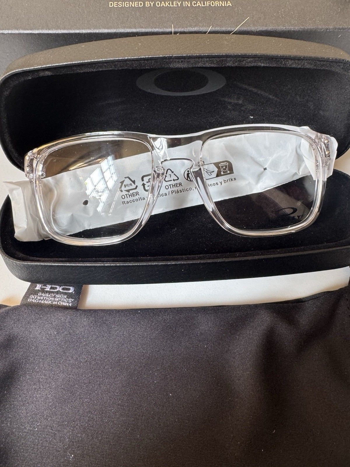 Oakley Holbrook Polished Clear Frame M (131mm) Fit Regular – High Bridge Fit