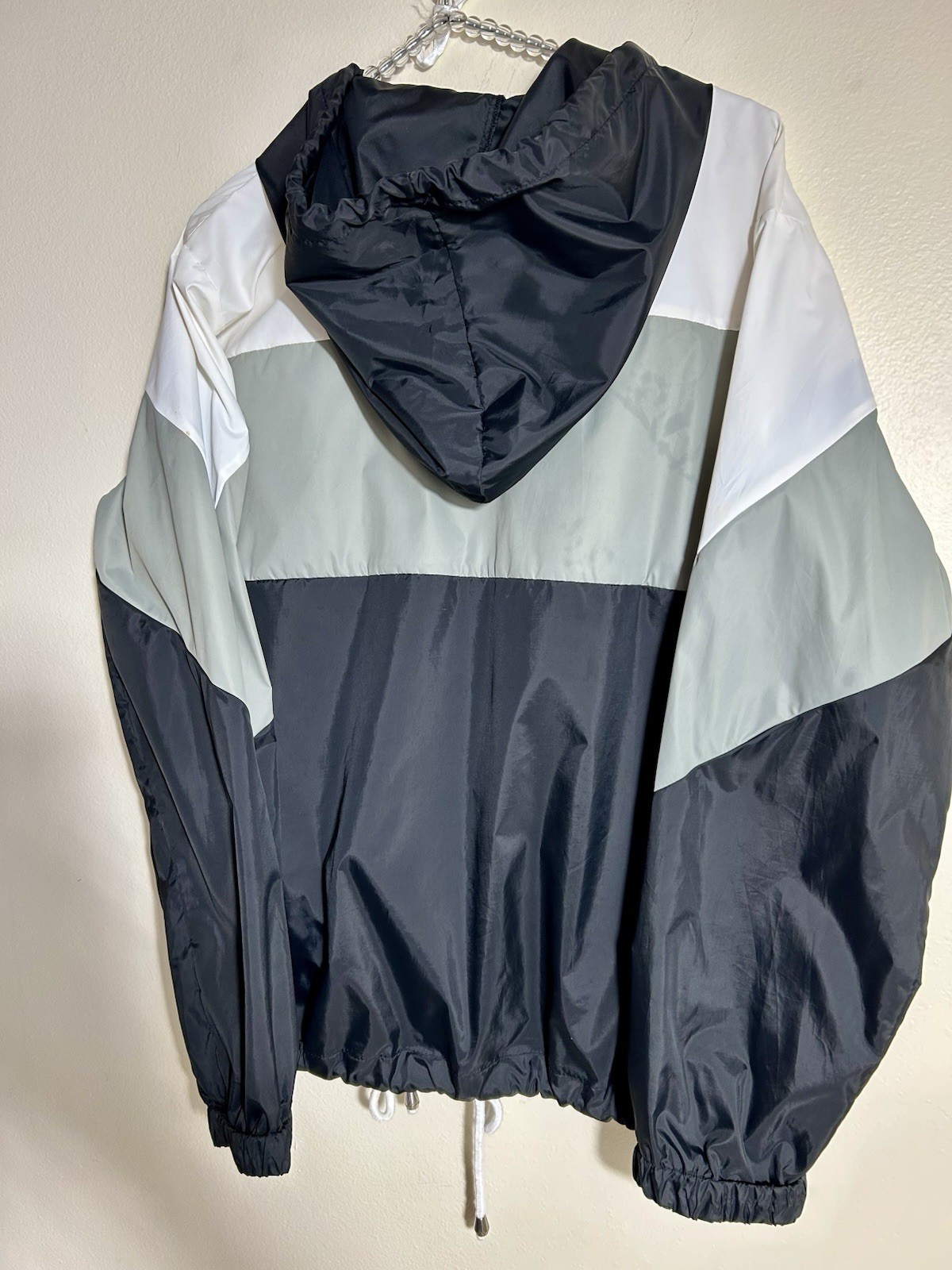Windbreaker Jacket LG Black & White Lightweight With 2 Front Pockets & Zip Front