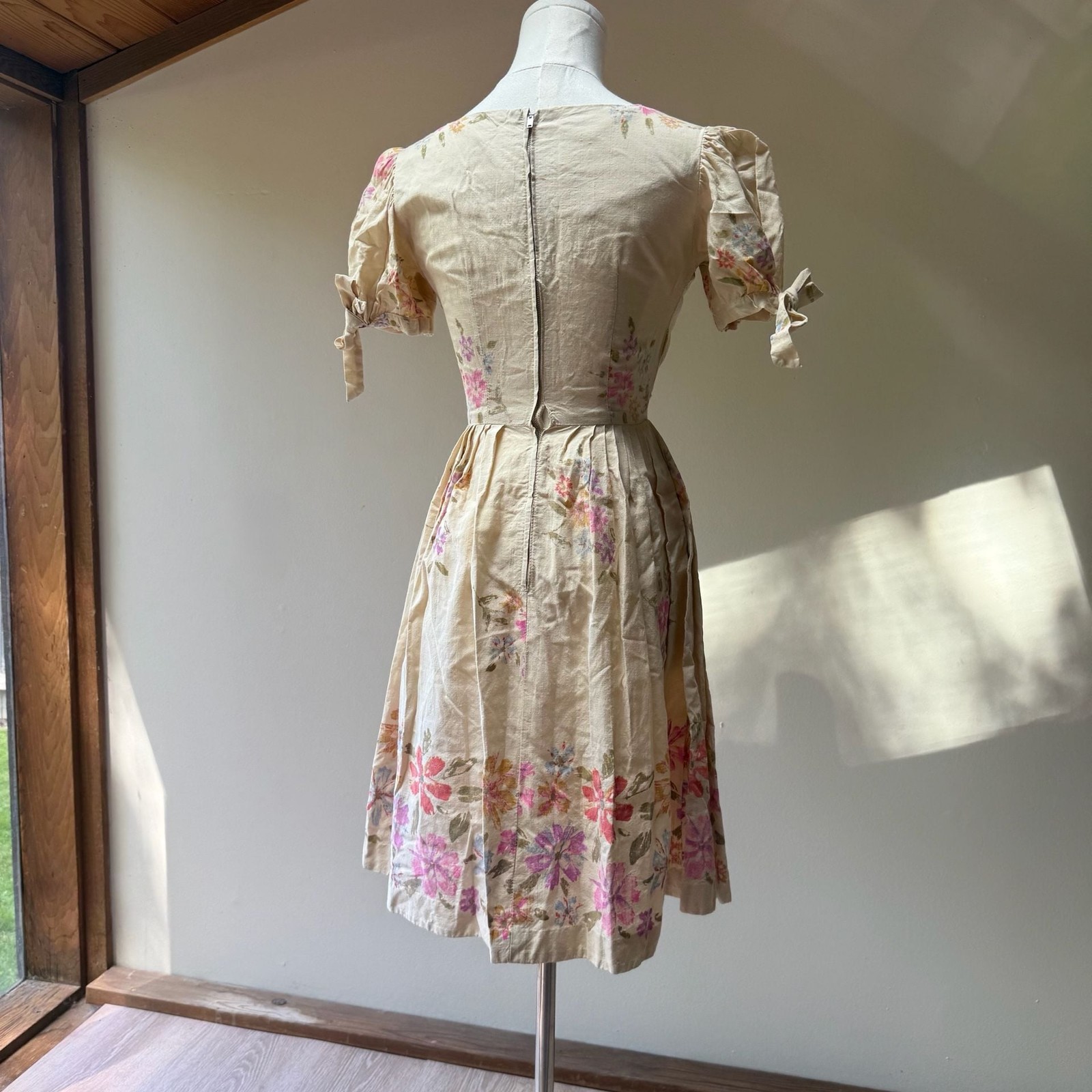 Vintage 1950s Puff Sleeve Floral Print Cotton Midi Day Dress