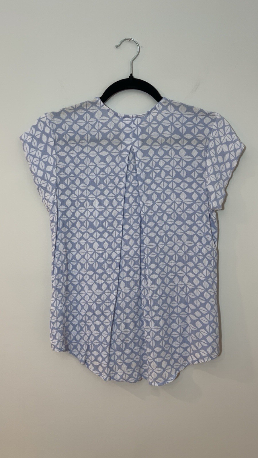 Liz Claiborne Blouse Size S Blue White Geometric Print Button Front Cap Sleeve