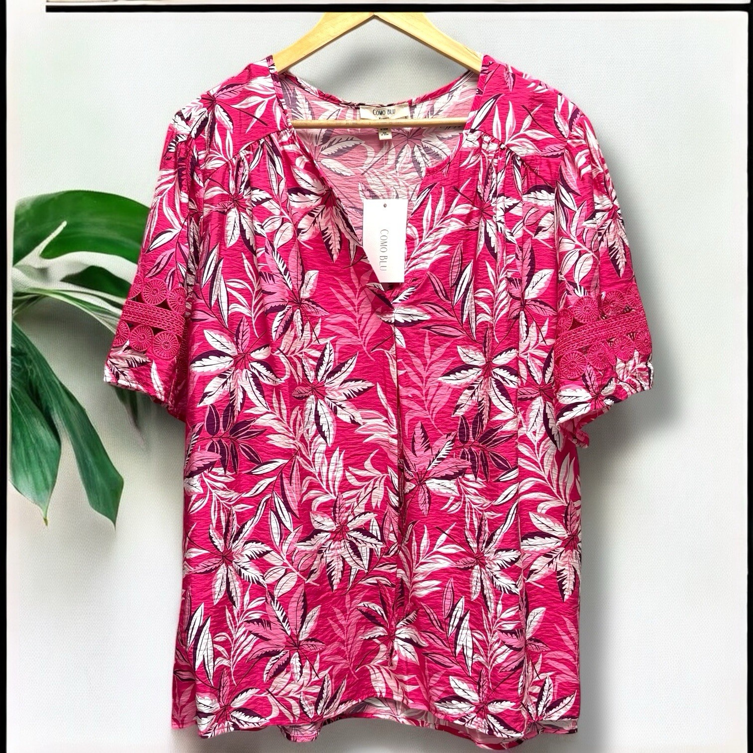Como Blue Woman Pink & White Crochet TRim Sleeve Tropical Print Top