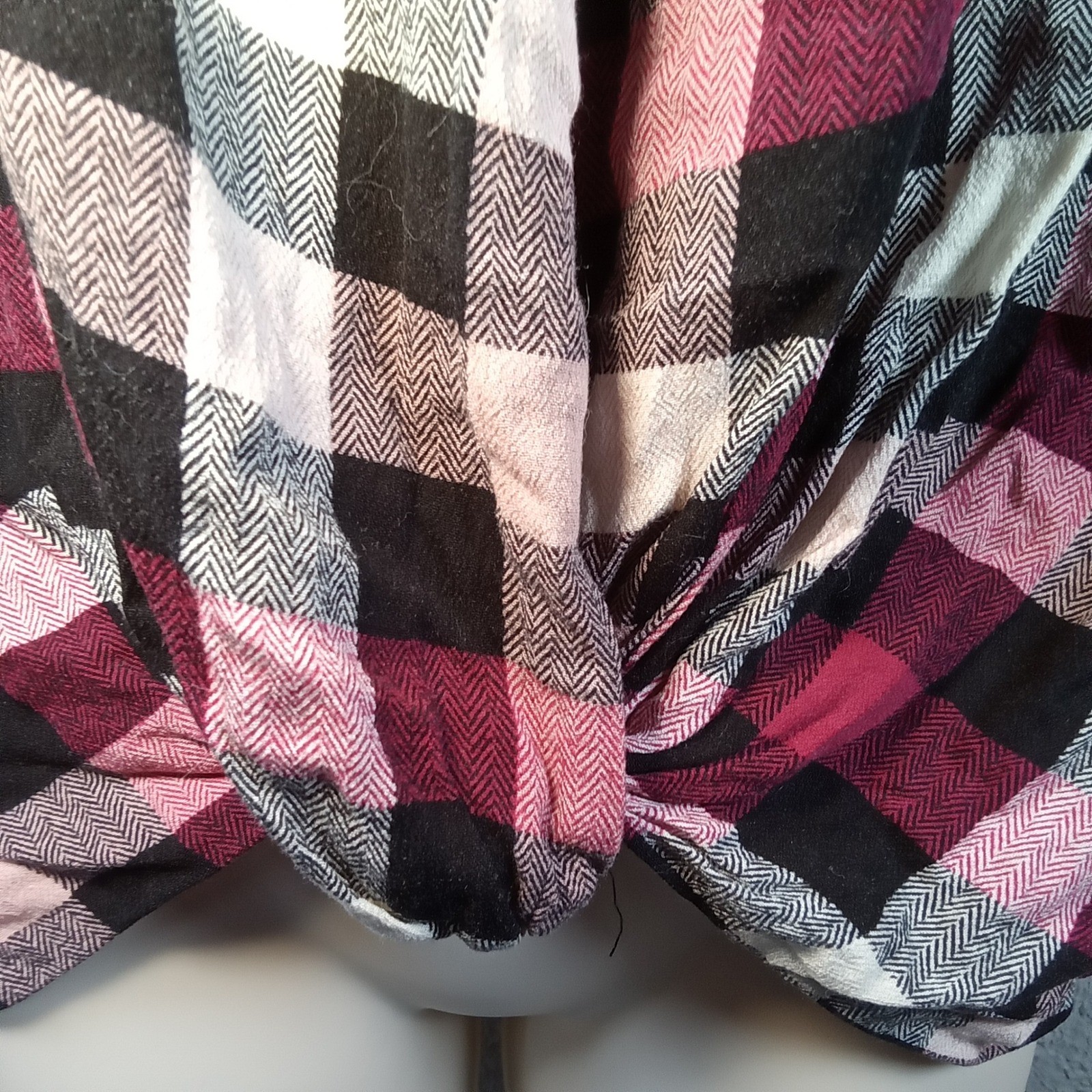 Eyeshadow Womens Burgundy Pink Buffalo Plaid Front Twist V-Neck Top Medium