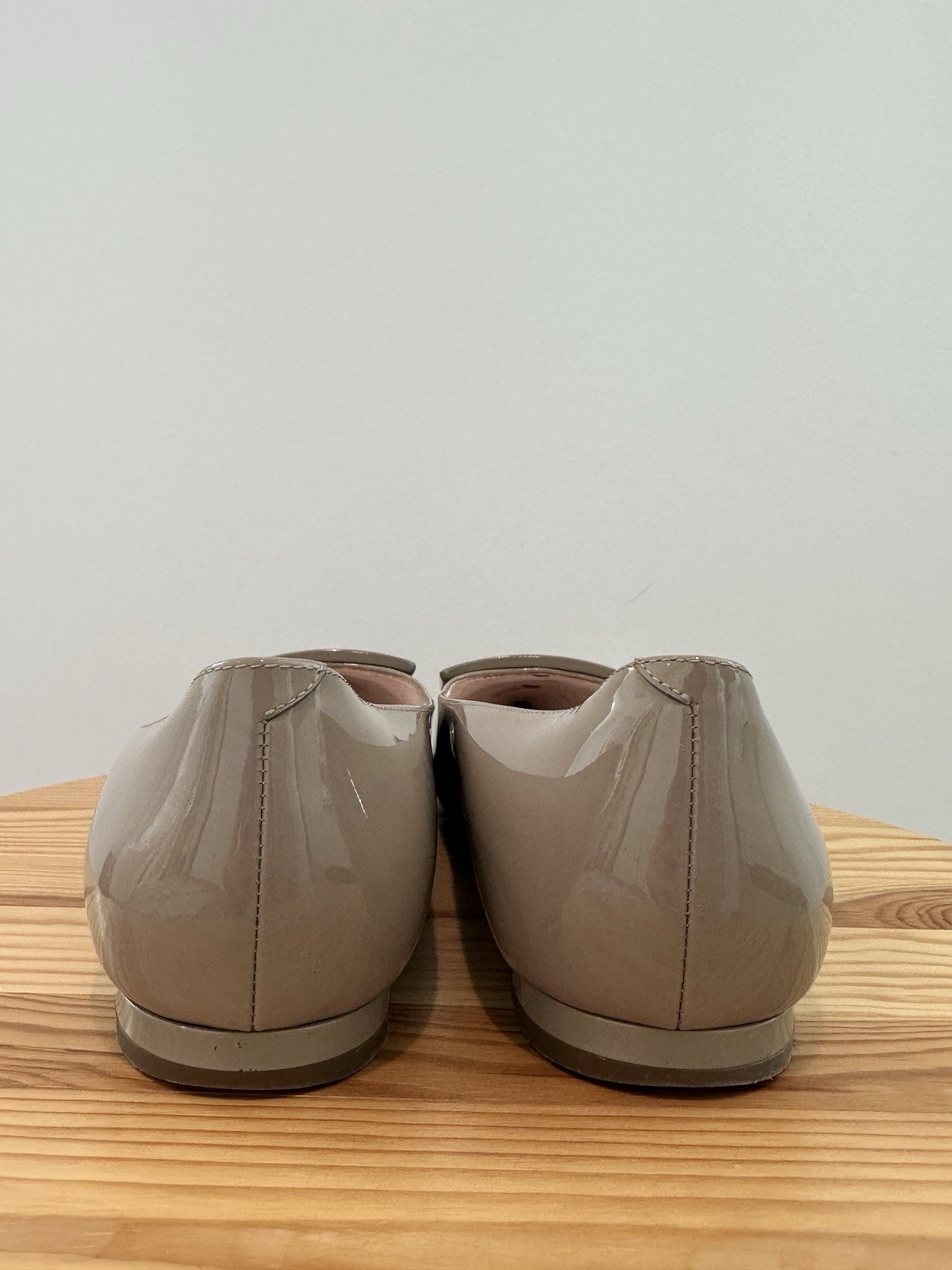 Roger Vivier Gommettine Leather Flats Beige 38 w/ Box, Dust Bag