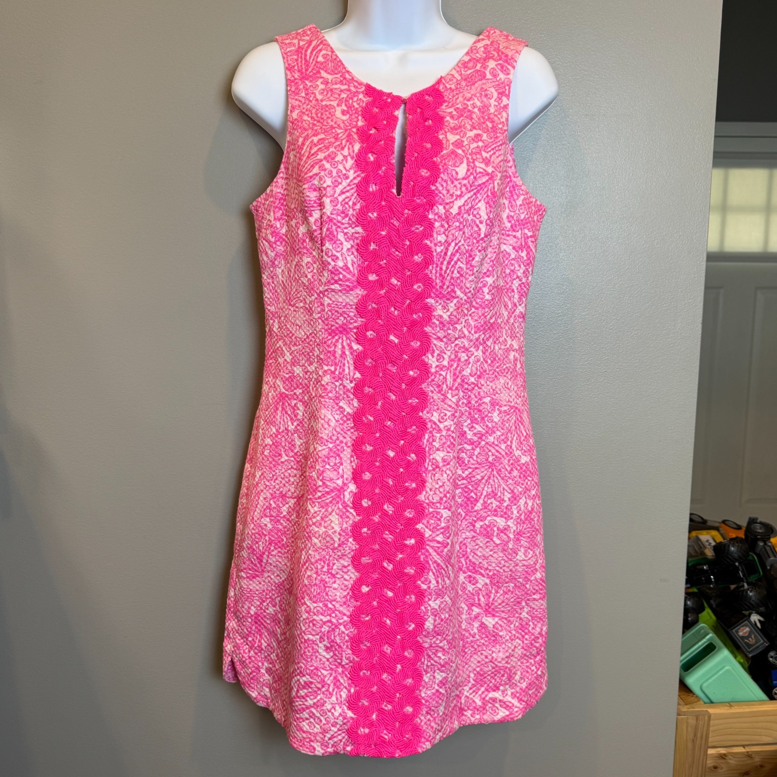 Lilly Pulitzer Pink Textured Floral Shift Dress Women’s Size 6 Sleeveless Zip Ba