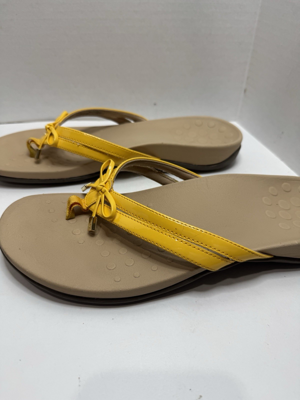Vionic Bella II Yellow Patent Toe-Post Slip On Sandals Size 11 Bow Slide Comfy