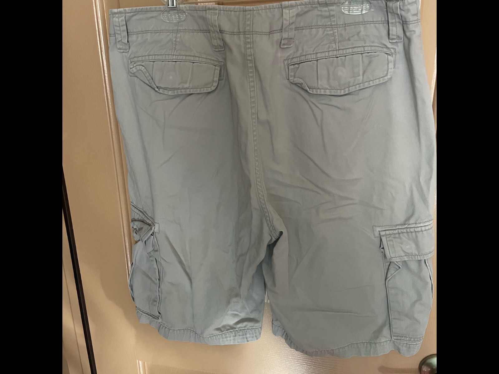 Men’s Gap cargo shorts sz 36 excellent condition medium khaki color 11 in inseam