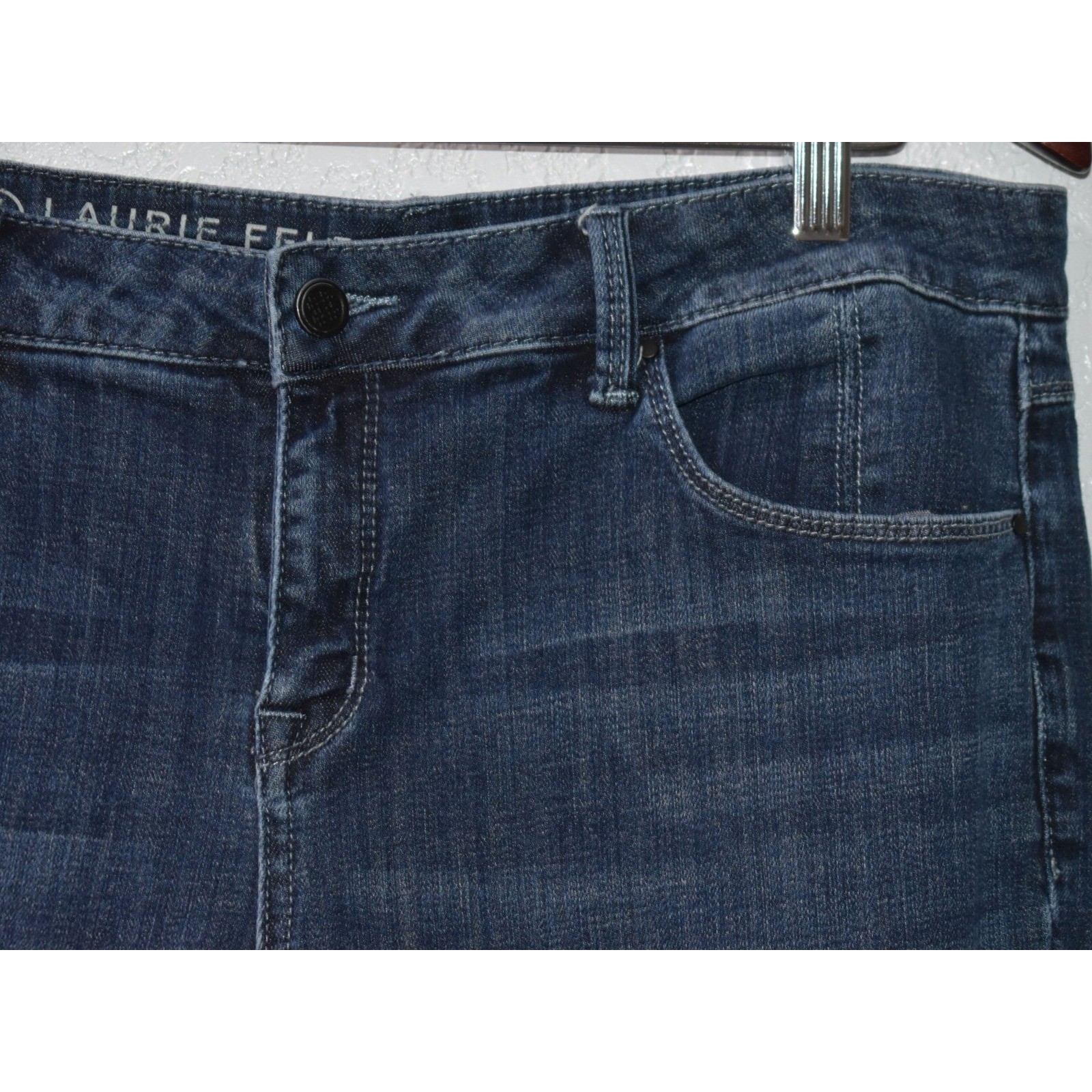 Laurie Felt Los Angeles Classic Weekender Crop Jeans Blue Denim 10 A367030