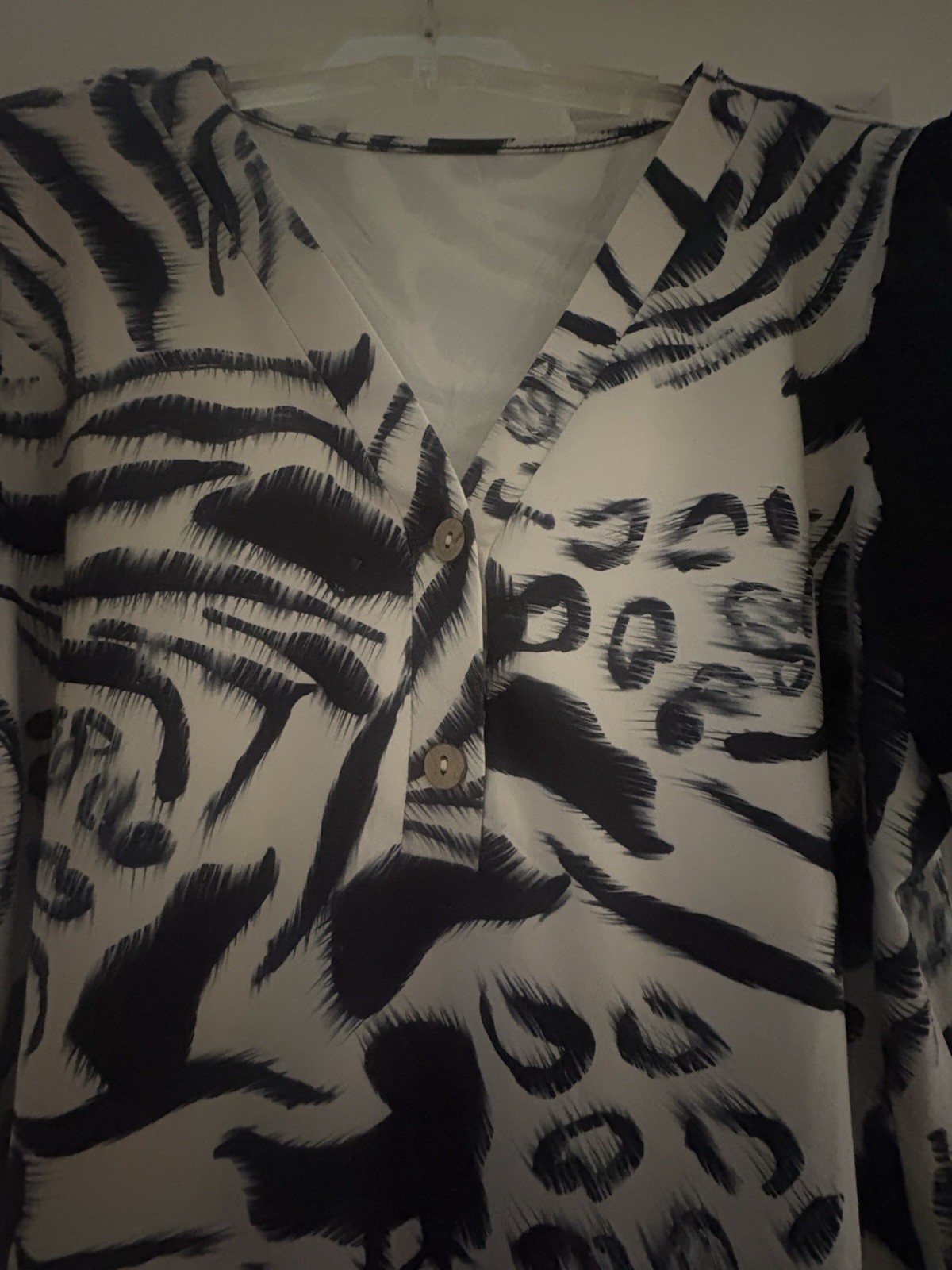 Women’s Black/White Animal Print V-Neck Short Sleeve Button Front Top Size M