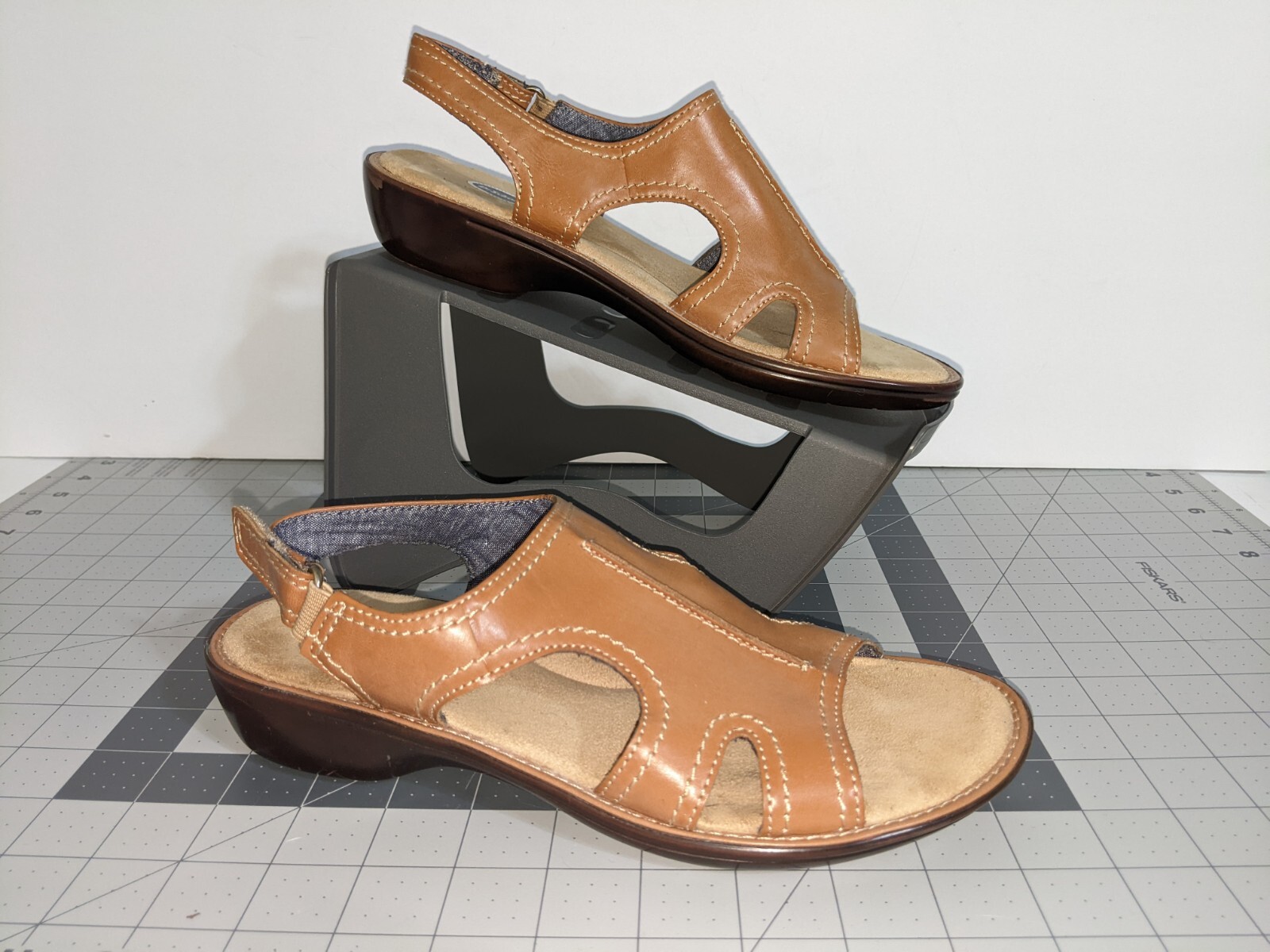 Dr Scholl’s Women’s Sandals Size 7 Leather Look. Man Made Materials.