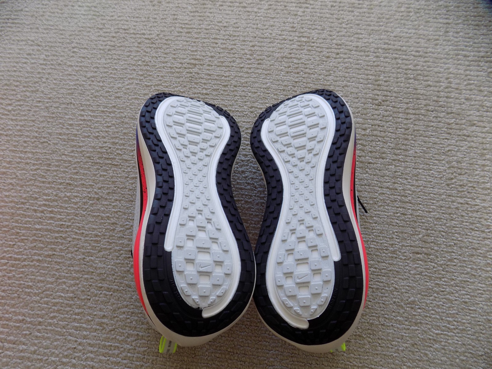 NEW MENS 9 9.5 10 NIKE VOMERO PLUS ROAD RUNNING SHOES WHITE BLACK BLUE IR2984